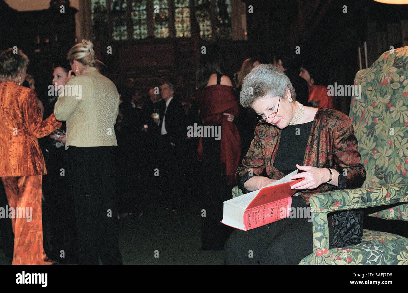 Mentre gli ospiti si mescolano e si mescolano nella Folger Library di Wasington, D. C. prima delle letture annuali dei premi PEN / Faulkner di lunedì 29 settembre 2003, Joan Morgan fa qualche verifica dei fatti. (Immagine di credito: The Washington Times/ZUMAPRESS.com) Foto Stock