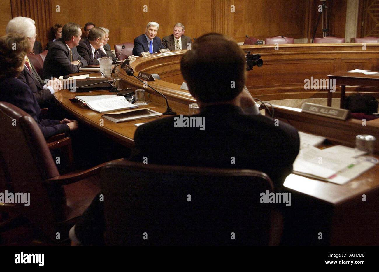 I democratici del Senato boicottarono la riunione ambientale e dei lavori pubblici per impedire al panel di inviare la nomina del governatore Mike Leavitt alla camera per il voto di conferma dell'amministratore dell'EPA a Capitol Hill, mercoledì 1 ottobre 2003. (Immagine di credito: The Washington Times/ZUMAPRESS.com) Foto Stock