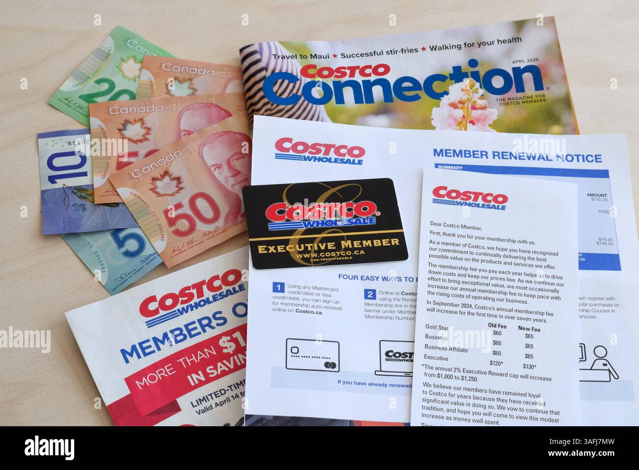 4 aprile 2025 - Newmarket, Ontario, Canada: Rivista di iscrizione Costco e avviso di rinnovo con denaro in contanti canadese Foto Stock