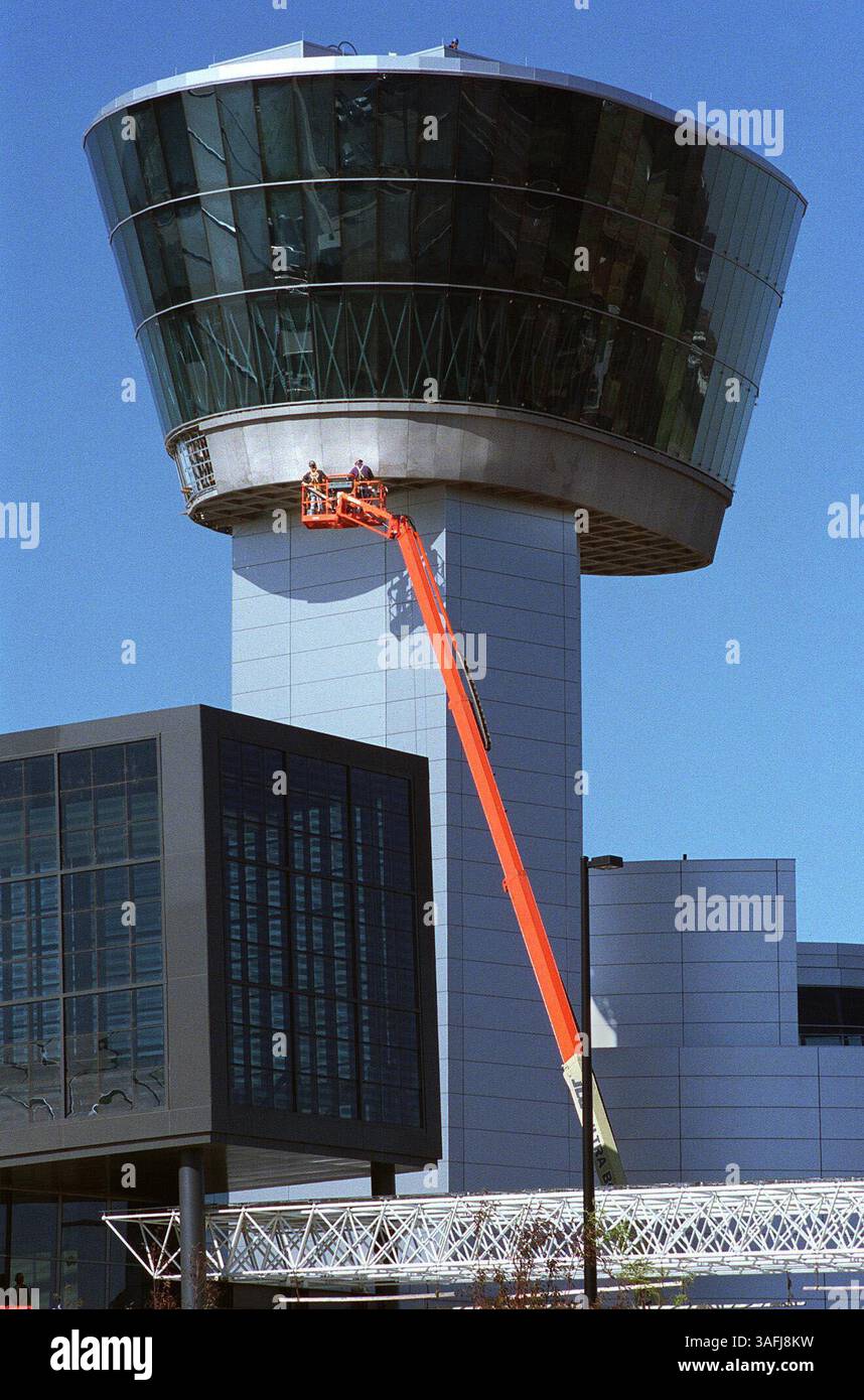 Gli operai su un ascensore hanno dato un tocco finale all'esterno della torre di osservazione alta quasi 2003 metri, dove i visitatori possono guardare il traffico aereo all'aeroporto di Dulles, giovedì 30 ottobre. Gli aeroplani sono parcheggiati sul pavimento e sospesi dal soffitto presso il nuovo National Air and Space Museum Steven F. Udvar-Hazy Center situato sul terreno dell'aeroporto Dulles a Chantilly, Virginia Il museo apre il 15 dicembre. (Immagine di credito: The Washington Times/ZUMAPRESS.com) Foto Stock