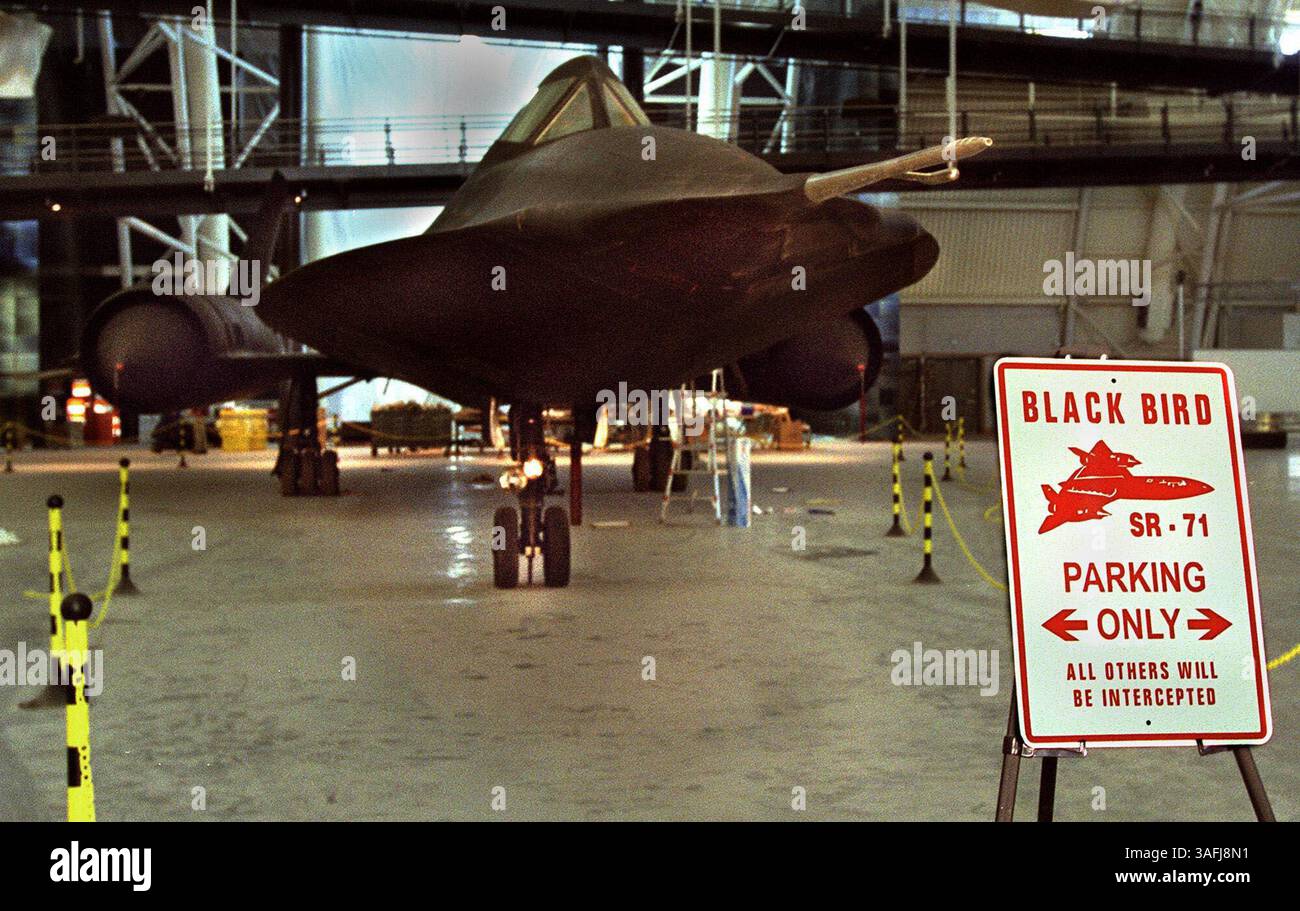 Questo cartello è stato posto accanto all'SR-71 Blackbird all'inizio di quest'anno, quando gli aerei sono stati trasferiti nella loro nuova casa, giovedì 30 ottobre 2003. Il segnale è stato sostituito da un segnale ufficiale con maggiori informazioni. Gli aeroplani sono parcheggiati sul pavimento e sospesi dal soffitto presso il nuovo National Air and Space Museum Steven F. Udvar-Hazy Center situato sul terreno dell'aeroporto Dulles a Chantilly, Virginia Il museo apre il 15 dicembre. (Immagine di credito: The Washington Times/ZUMAPRESS.com) Foto Stock