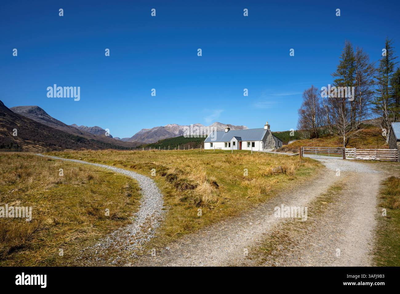 Sulla Coulin Estate, Torridon, nelle Highland Scozia, questo è un cottage in affitto per le vacanze chiamato Torran Cottage a sud di Loch Coulin. Foto Stock