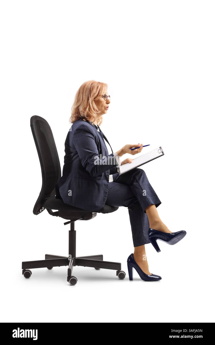 Donna professionale seduta su una sedia da ufficio e in possesso di un documento isolato su sfondo bianco Foto Stock