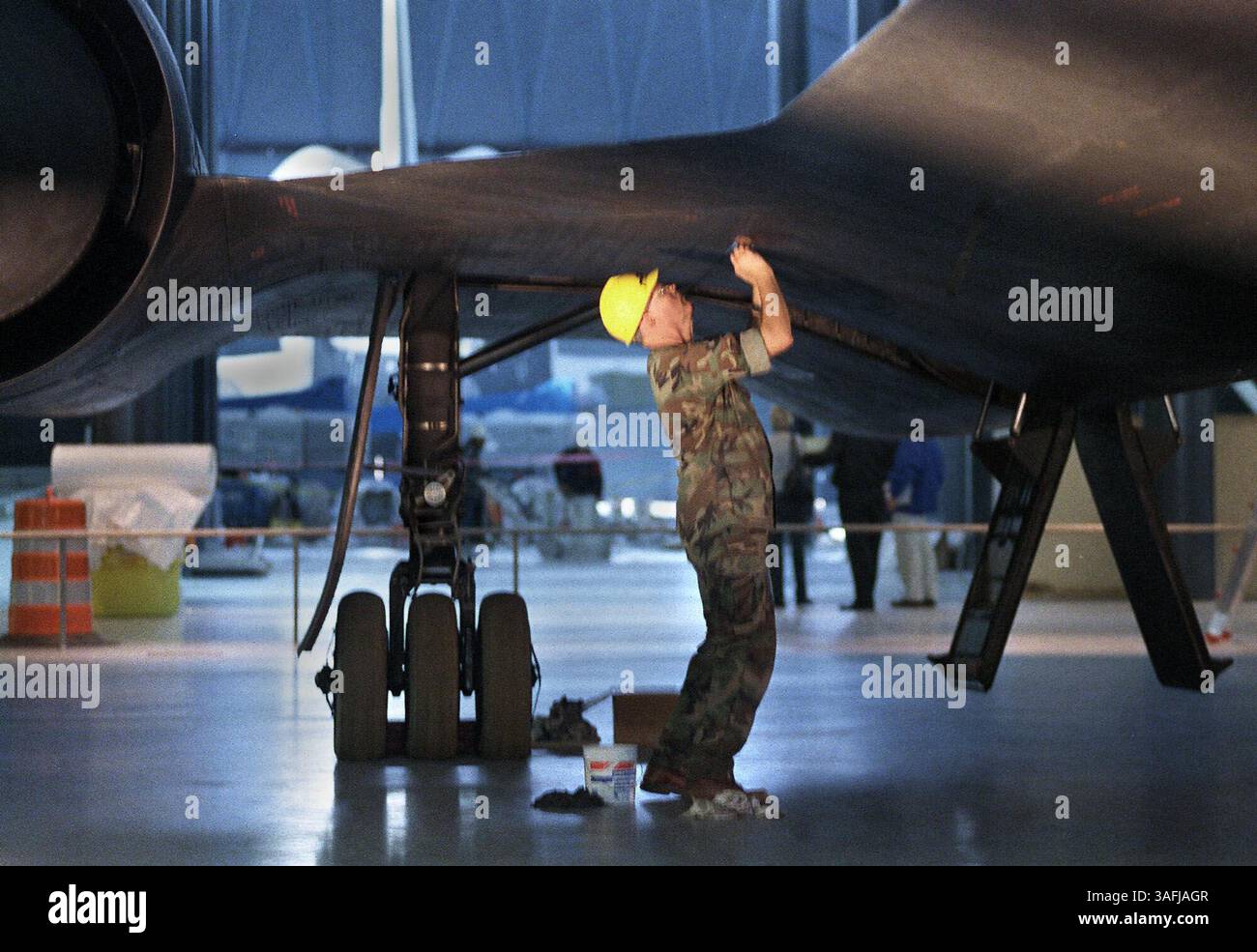 Il volontario Scott Willey, un colonnello in pensione dell'Air Force, pulisce accuratamente la fusoliera dell'aereo da ricognizione SR-71 Blackbird in mostra, mercoledì 3 dicembre 2003. Gli aeroplani sono parcheggiati sul pavimento e sospesi dal soffitto presso il nuovo National Air and Space Museum Steven F. Udvar-Hazy Center situato sul terreno dell'aeroporto Dulles a Chantilly, Virginia Il museo apre il 15 dicembre. (Immagine di credito: The Washington Times/ZUMAPRESS.com) Foto Stock