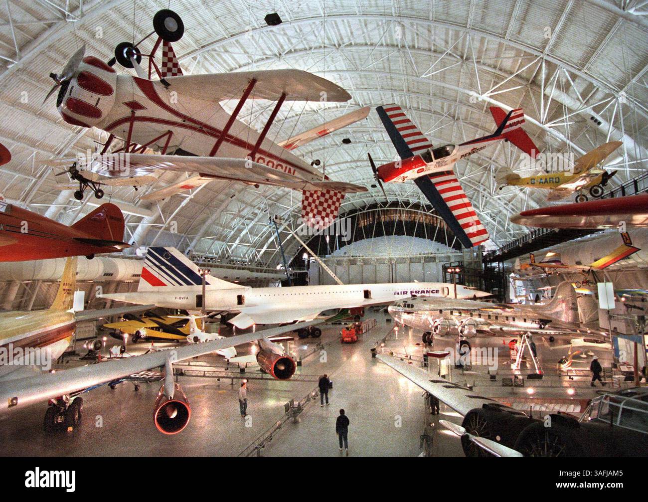 Gli aeroplani sono parcheggiati sul pavimento e sospesi dal soffitto presso il nuovo National Air and Space Museum Steven F. Udvar-Hazy Center situato sul terreno dell'aeroporto Dulles a Chantilly, Virginia Il museo apre il 15 dicembre. (Immagine di credito: The Washington Times/ZUMAPRESS.com) Foto Stock
