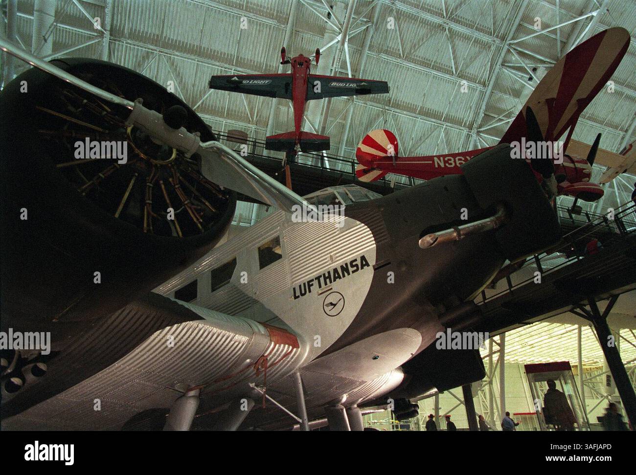 Gli aeroplani sono parcheggiati sul pavimento e sospesi dal soffitto presso il nuovo National Air and Space Museum Steven F. Udvar-Hazy Center situato sul terreno dell'aeroporto Dulles a Chantilly, Virginia, venerdì 5 dicembre 2003. Il museo apre il 15 dicembre. (Immagine di credito: The Washington Times/ZUMAPRESS.com) Foto Stock