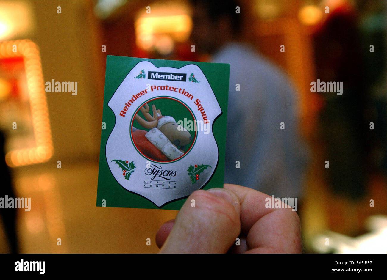 Joe Casey, alias The Tysons Corner Wizard, regge uno degli adesivi che consegna ai bambini al Tysons Corner Center di Tysons Corner, Virginia, mercoledì 17 dicembre 2003. (Immagine di credito: The Washington Times/ZUMAPRESS.com) Foto Stock