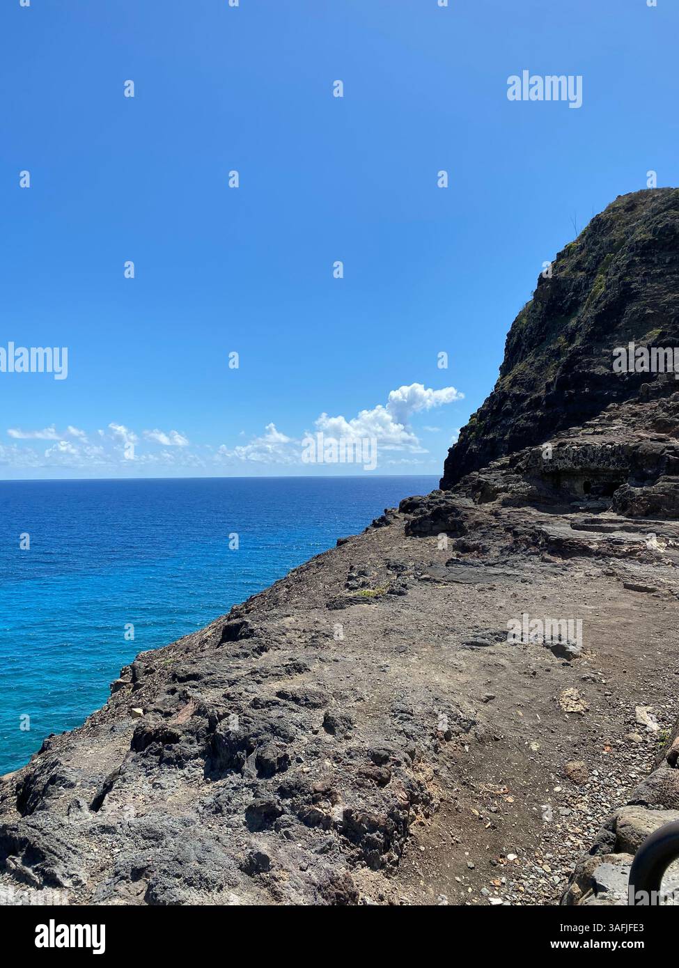 Capolavoro della natura: Acque turchesi e scogliere laviche in perfetta armonia. - Immagine stock catturata con smartphone
