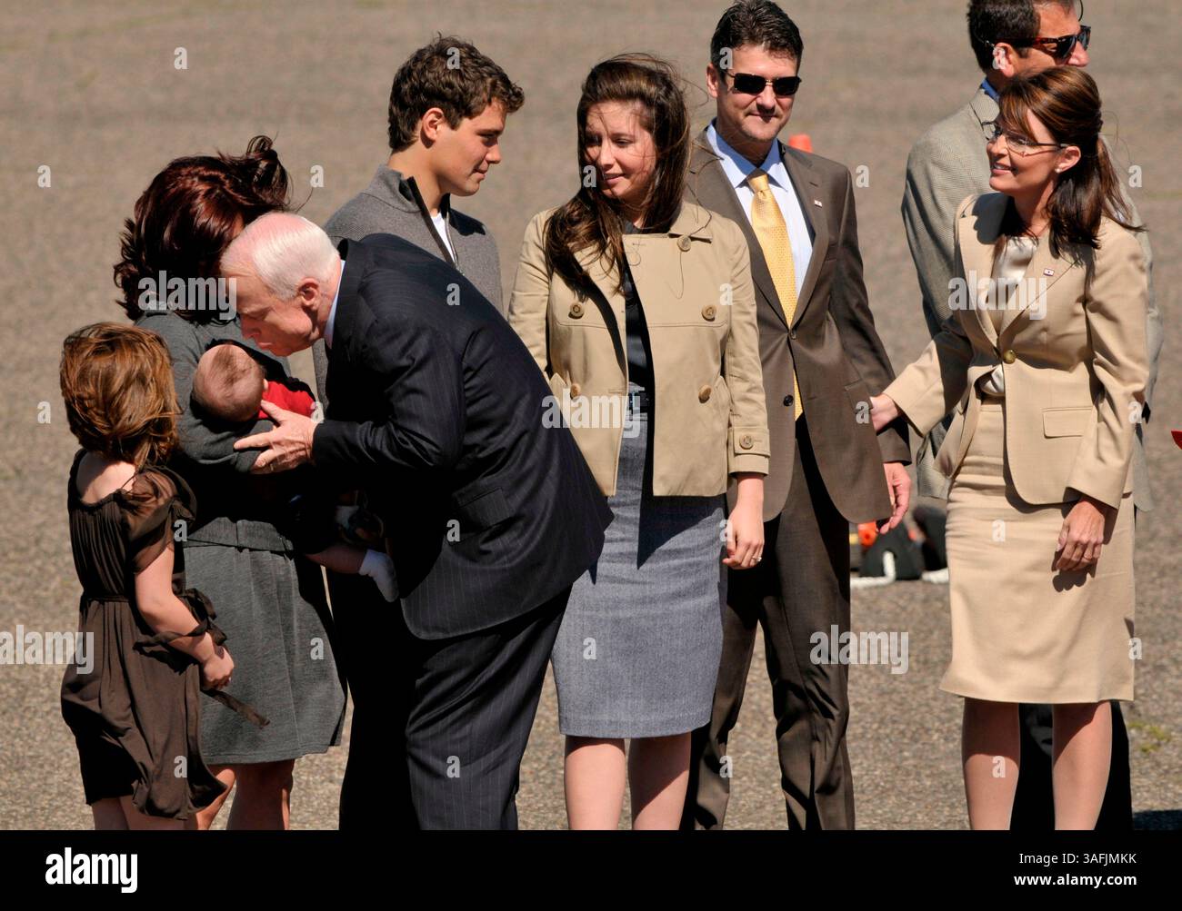 Il candidato presidenziale repubblicano John McCain arriva a Minneapolis/St Aeroporto internazionale Paul. Saluta sua moglie Cindy e altri membri della famiglia e saluta la sua compagna di corsa Sarah Palin, insieme alla sua famiglia, tra cui Bristol Palin incinta e il suo fidanzato Levi Johnston sull'asfalto. Bacia Trig, il figlio di Sarah Palin. Mercoledì 3 settembre 2008 (Credit Image: The Washington Times/ZUMAPRESS.com) Foto Stock