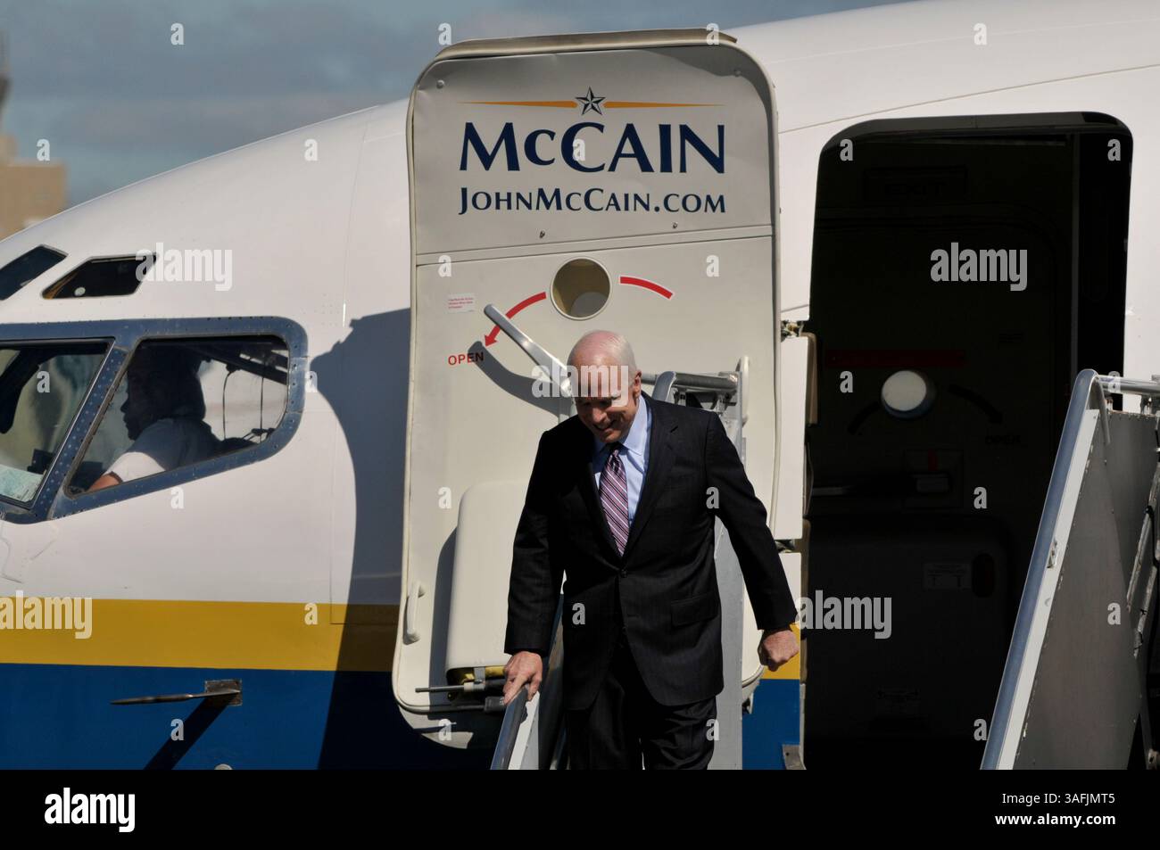 Il candidato presidenziale repubblicano John McCain arriva a Minneapolis/St Aeroporto internazionale Paul. Saluta sua moglie Cindy e altri membri della famiglia e saluta la sua compagna di corsa Sarah Palin, insieme alla sua famiglia, tra cui Bristol Palin incinta e il suo fidanzato Levi Johnston sull'asfalto. Mercoledì 3 settembre 2008 (Credit Image: The Washington Times/ZUMAPRESS.com) Foto Stock