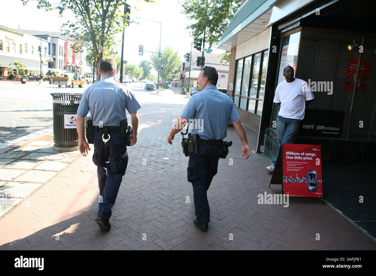 Il poliziotto metropolitano Thomas Barnes, a sinistra, e Brett Bartholomew, a destra, pattugliano le strade di Capitol Hill a Washington, D.C., il 23 settembre 2008 (Credit Image: The Washington Times/ZUMAPRESS.com) Foto Stock