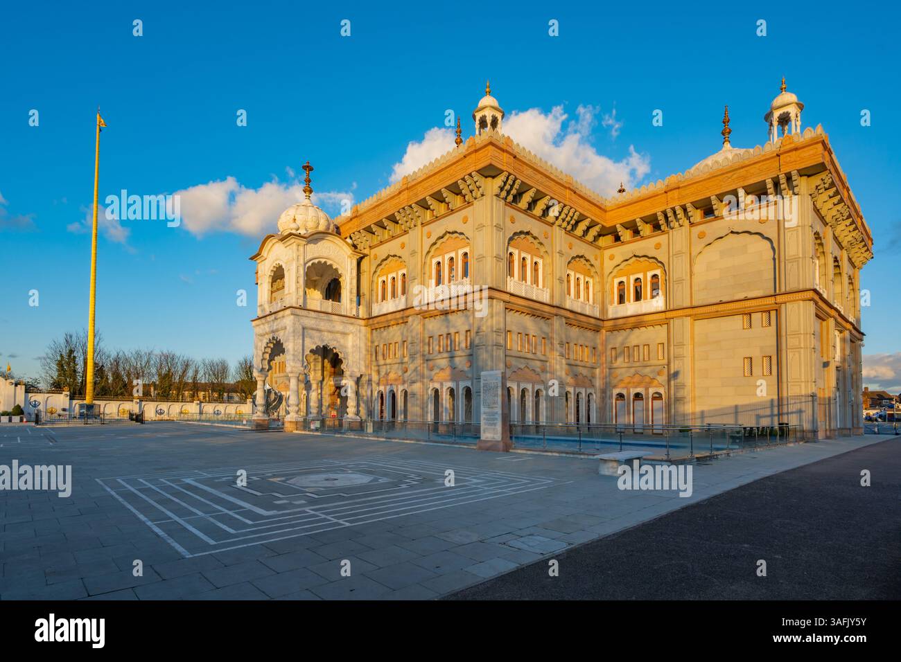 Il fronte ovest della nuova Gurdwara Sikh a Gravesend Kent, al tramonto Foto Stock