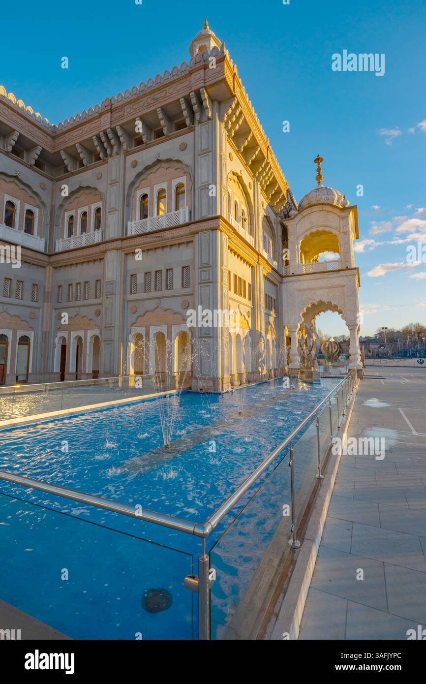 Il fronte ovest della nuova Gurdwara Sikh a Gravesend Kent, al tramonto Foto Stock