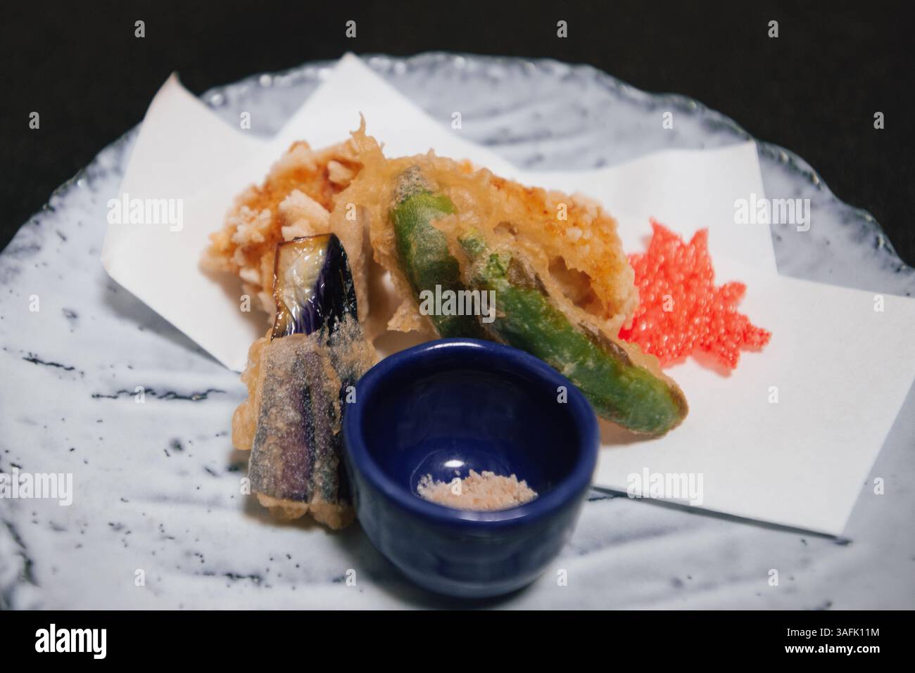 Kaiseki incarna lo spirito dell'omotenashi giapponese (ospitalità), con ingredienti di stagione, sapori delicati e una presentazione elegante. kaiseki Foto Stock