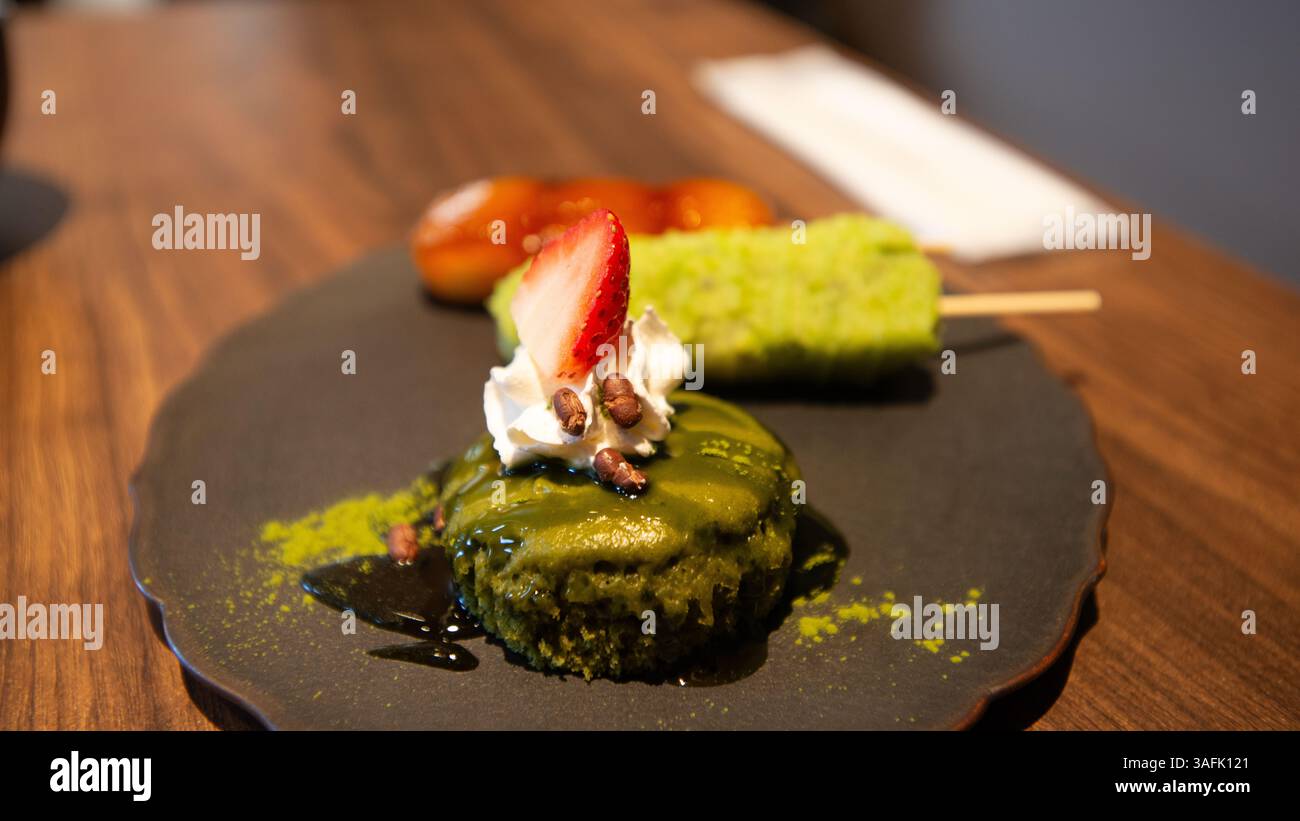 Kaiseki incarna lo spirito dell'omotenashi giapponese (ospitalità), con ingredienti di stagione, sapori delicati e una presentazione elegante. kaiseki Foto Stock