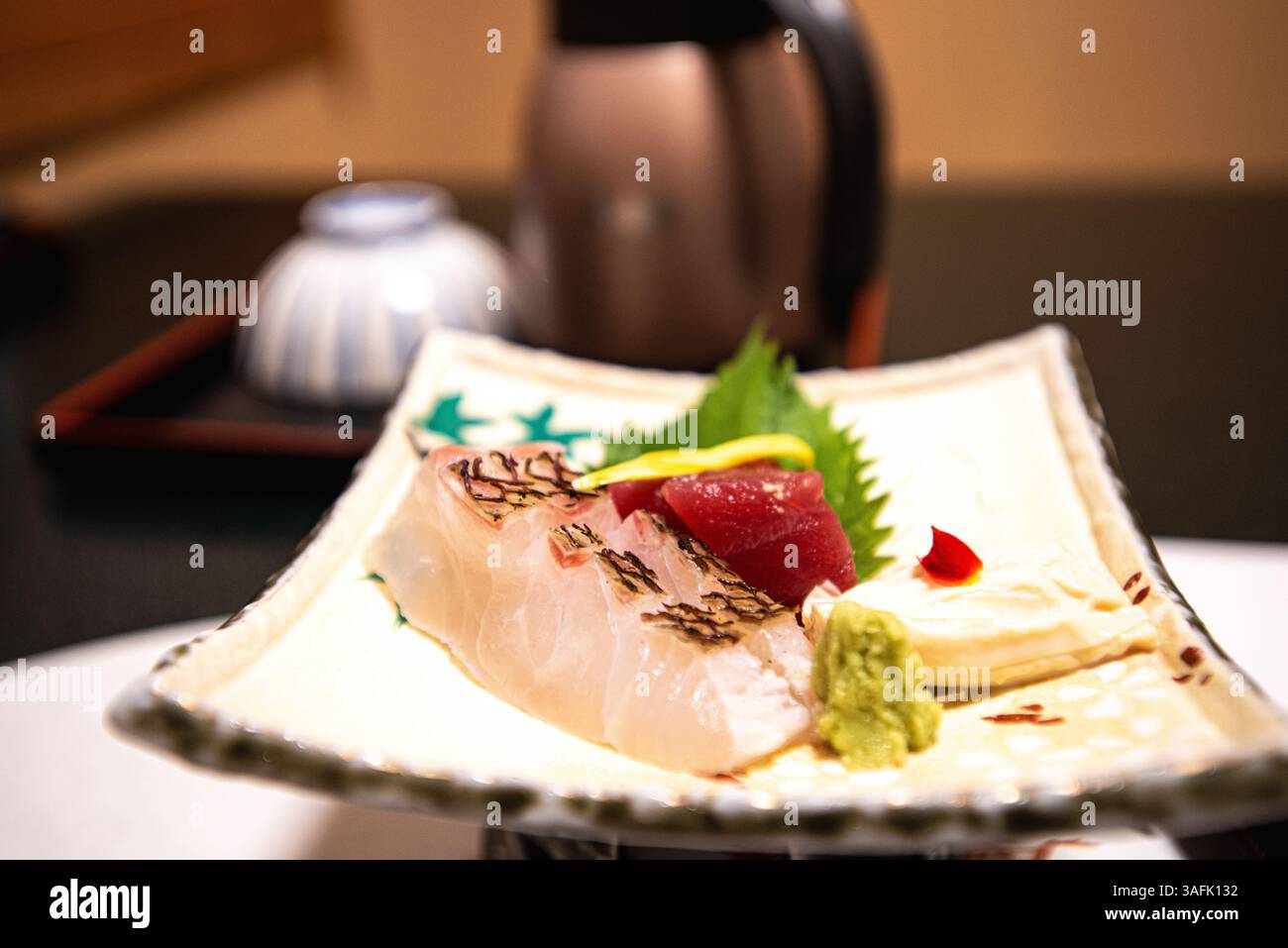 Kaiseki incarna lo spirito dell'omotenashi giapponese (ospitalità), con ingredienti di stagione, sapori delicati e una presentazione elegante. kaiseki Foto Stock