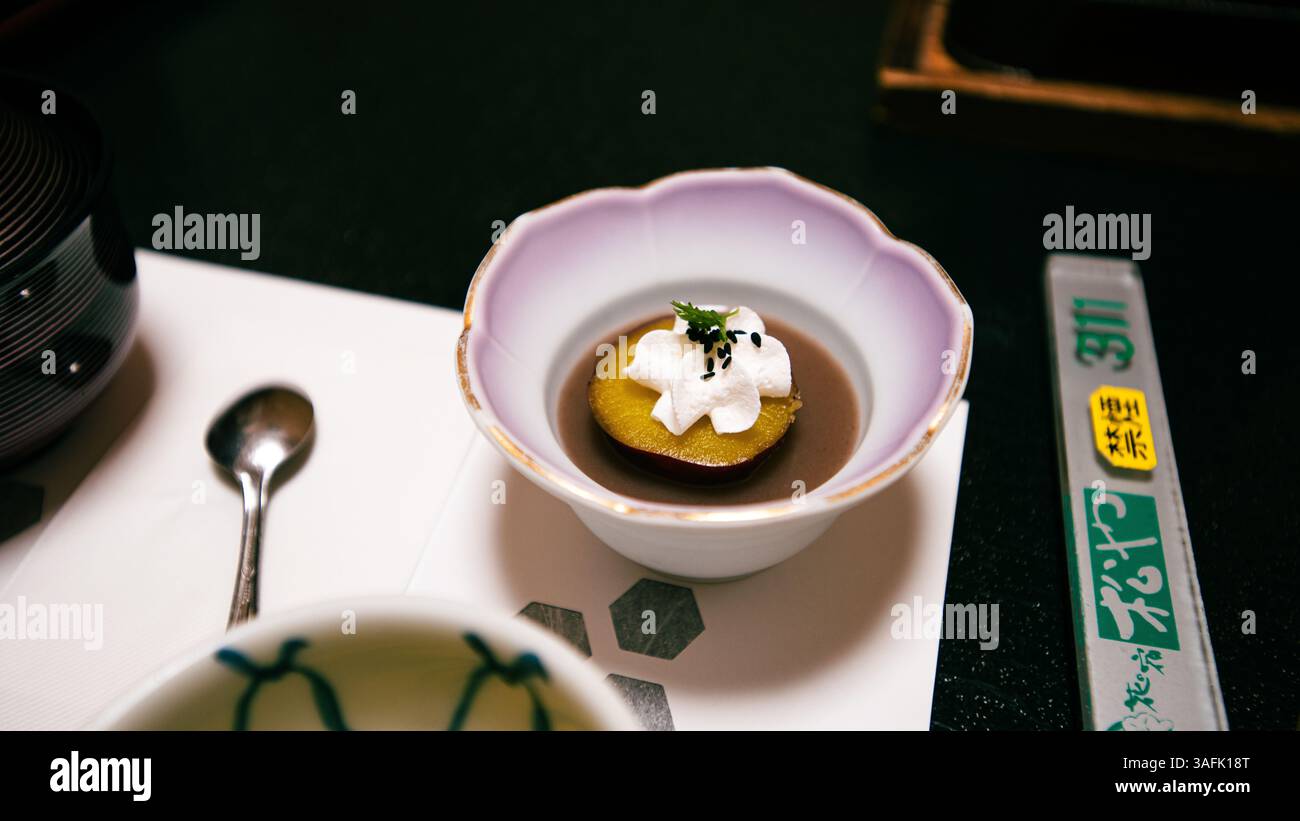 Kaiseki incarna lo spirito dell'omotenashi giapponese (ospitalità), con ingredienti di stagione, sapori delicati e una presentazione elegante. kaiseki Foto Stock