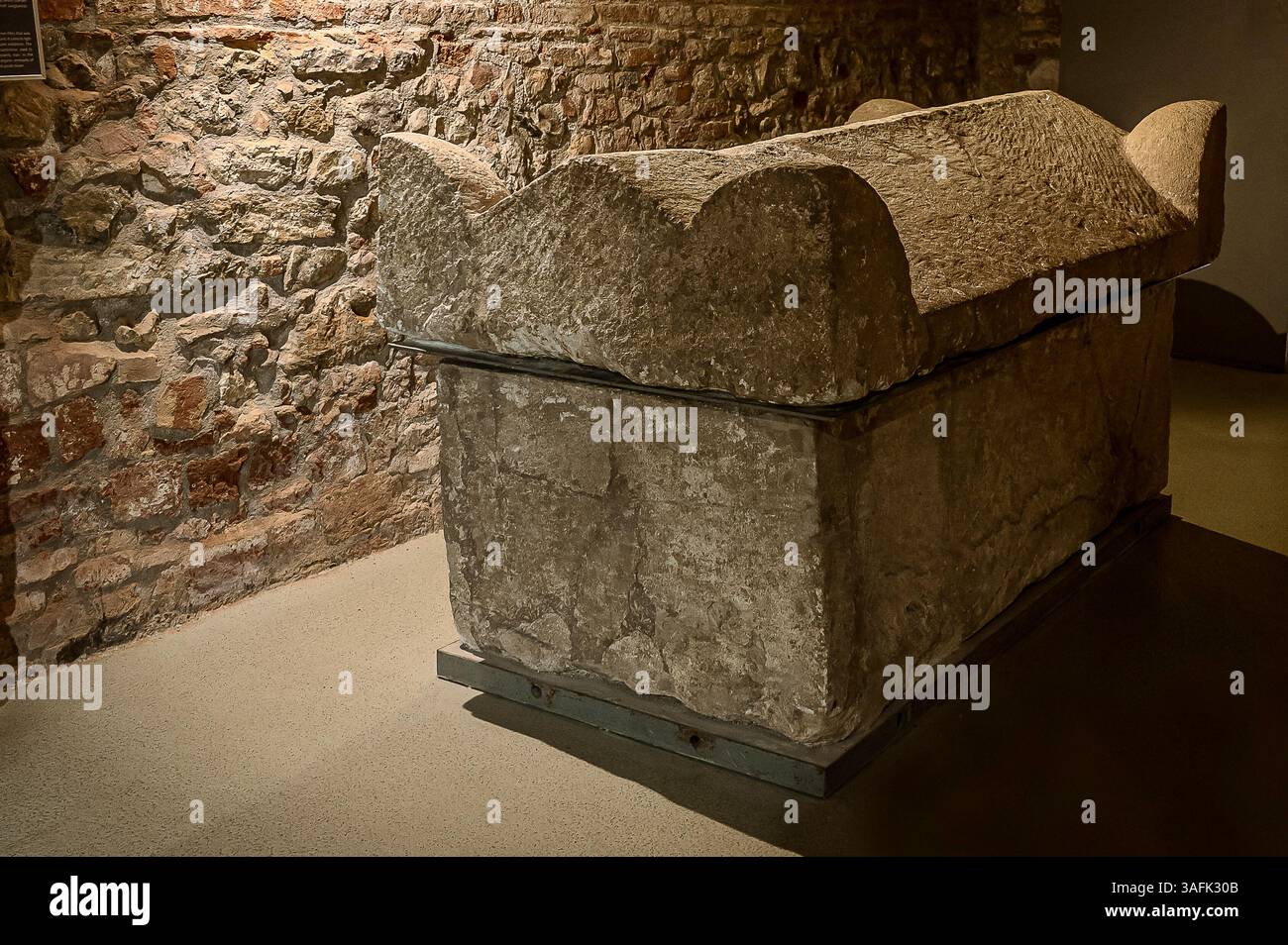 Sarcofago di pietra nella necropoli paleocristiana di Pécs, Ungheria, 12 marzo 2025 Foto Stock