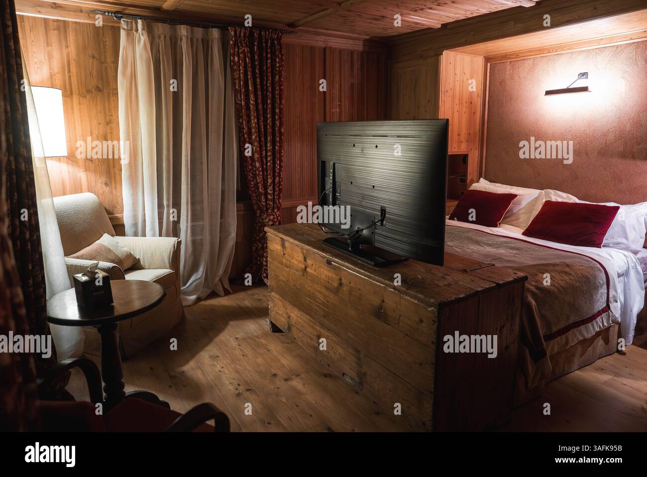 Lussuosa camera Alpine Hotel con interni in legno rustico Foto Stock