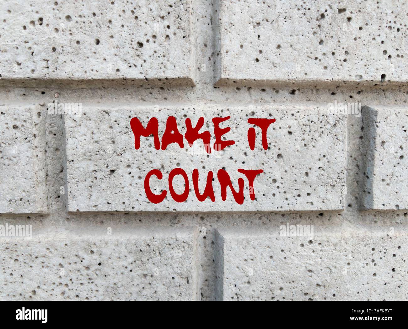 Fai contare il messaggio scritto su un muro di pietra grigia. Simbolo di conteggio concettuale. Copia spazio. Foto Stock