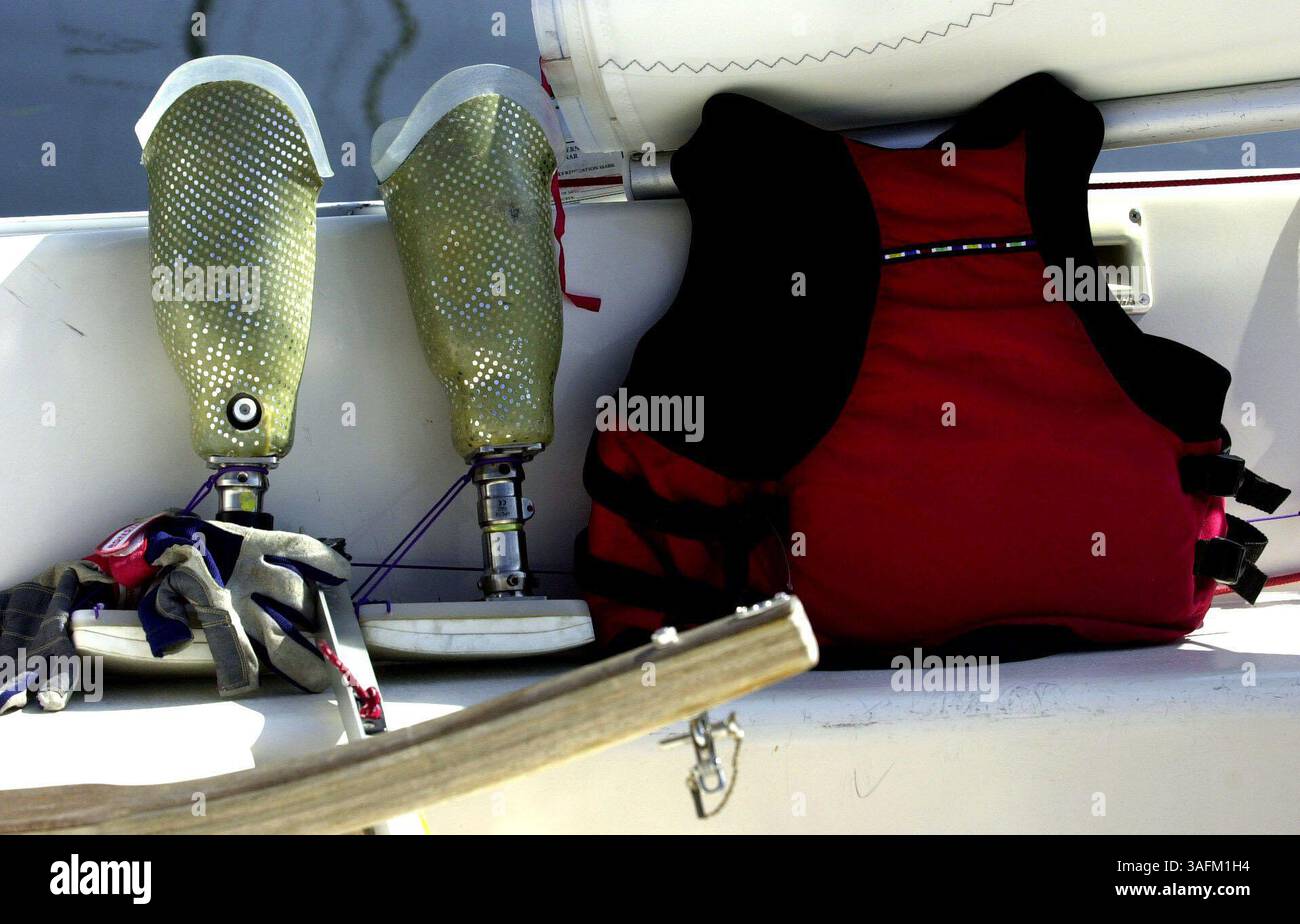 Le due protesi sono più piccole, più leggere e il collo è squadrato per una migliore maneggevolezza durante la navigazione sulle barche a vela durante la gara. Appartengono a Roger Cleworth dei marinai paralmipici che si preparano per le prove paralimpiche al Sailing Center di San Pietroburgo. 7 novembre 2003. (Immagine di credito: St Petersburg Times/ZUMAPRESS.com) Foto Stock
