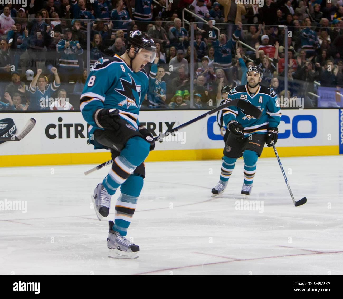 17 marzo 2012: L'attaccante degli squali Joe Pavelski celebra il suo gol durante la partita di hockey NHL tra i Detroit Red Wings e i San Jose Sharks all'HP Pavilion di San Jose, CA. I Sharks sconfissero i Redwings 3-2 ai tempi supplementari. Â© Damon Tarver/Cal Sport Media(immagine di credito: © Damon Tarver/Cal Sport Media/ZUMAPRESS.com) Foto Stock