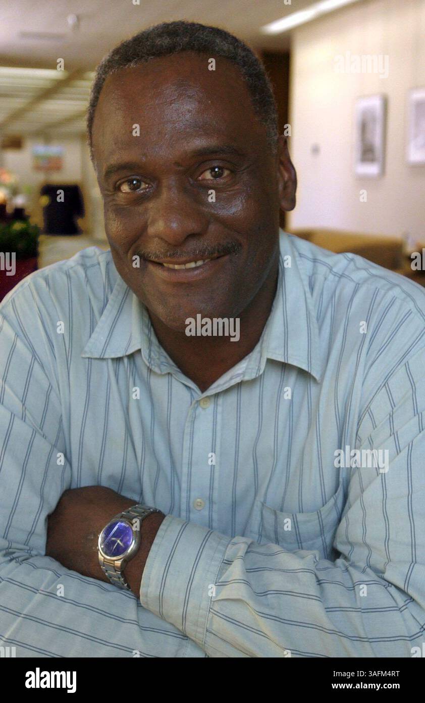 Questa foto è stata scattata martedì, 23/12/2003..Randy Crowder (cq) posa per un ritratto nel suo ufficio..Info dall'incarico: Questa storia parla della vita dopo il calcio. Abbiamo intervistato diversi ex giocatori di football professionistico sulla difficile transizione dalla vita fiabesca alla vita di Joe medio. Randy Crowder (immagine di credito: St Petersburg Times/ZUMAPRESS.com) Foto Stock Questa foto è stata scattata martedì, 23/12/2003..Randy Crowder (cq) posa per un ritratto nel suo ufficio..Info dall'incarico: Questa storia parla della vita dopo il calcio. Abbiamo intervistato diversi ex giocatori di football professionistico sulla difficile transizione dalla vita fiabesca alla vita di Joe medio. Randy Crowder (immagine di credito: St Petersburg Times/ZUMAPRESS.com) Foto Stock
