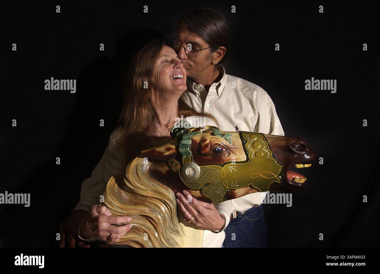 Tommy Sciortino e Lynne Beckett, che possiedono Amusement Canvas Outfitters a Tampa, condividono l'amore per i cavalli da giostra, il carnevale e gli oggetti da collezione fuori ritmo. Hanno prestato alla Fiera di Stato la maggior parte della loro collezione di cavalli carosello, che sarà il fulcro della celebrazione del centenario. Qui posano insieme a un cavallo Spillman Carousel Co. Del 1922 con una sella in stile coperta di pelle animale. "CE n'erano solo circa 24 come questo fatto e CE ne sono rimaste probabilmente solo circa nove. Due di loro sono alla fiera", dice Sciortino. (Immagine di credito: St Petersburg Times/ZUMAPRESS.com) Foto Stock