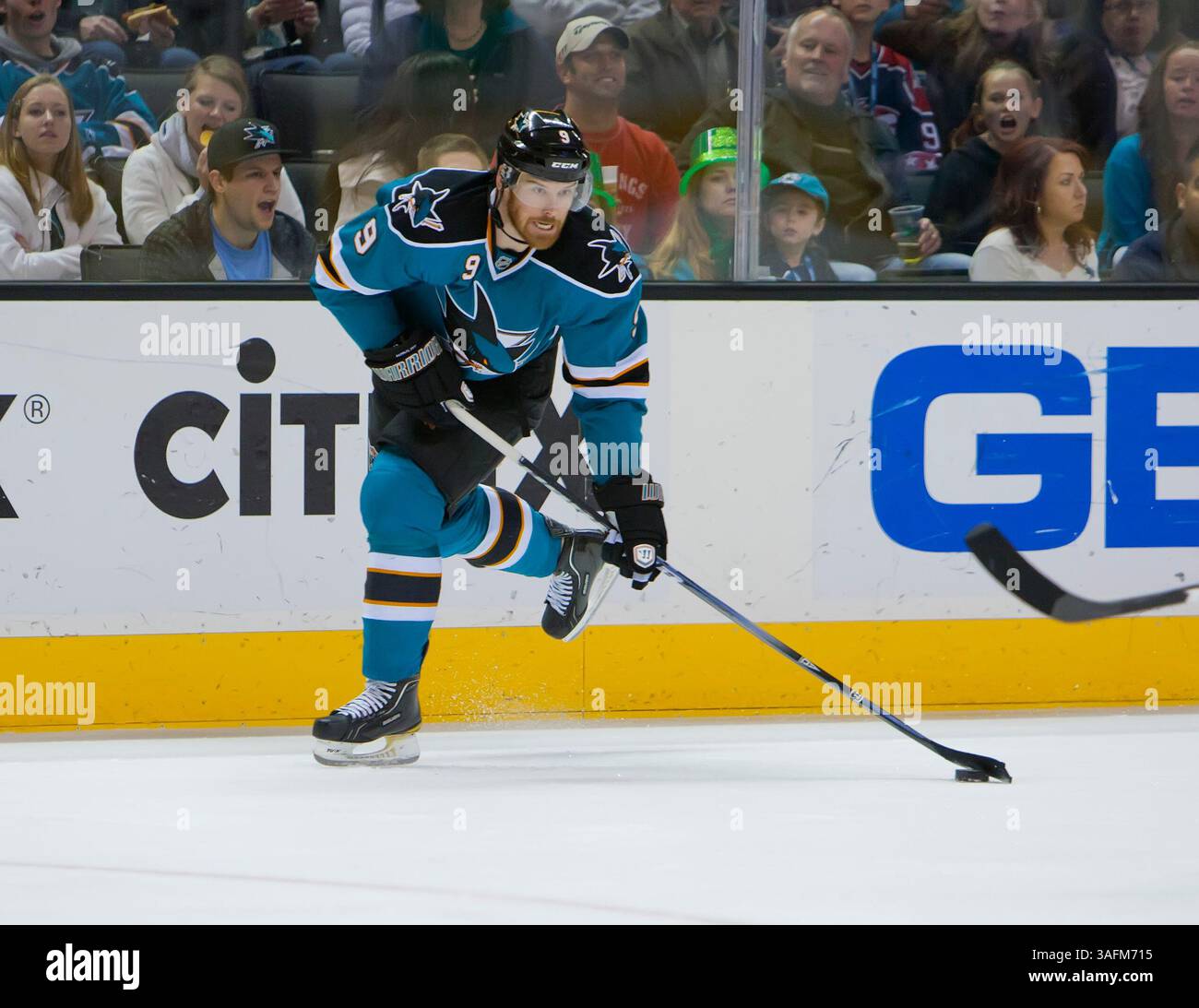 17 marzo 2012: L'attaccante degli squali Martin Havlat spinge il puck in avanti durante la partita di hockey NHL tra i Detroit Red Wings e i San Jose Sharks all'HP Pavilion di San Jose, CA. I Sharks sconfissero i Redwings 3-2 ai tempi supplementari. © Damon Tarver/Cal Sport Media(immagine di credito: © Damon Tarver/Cal Sport Media/ZUMAPRESS.com) Foto Stock
