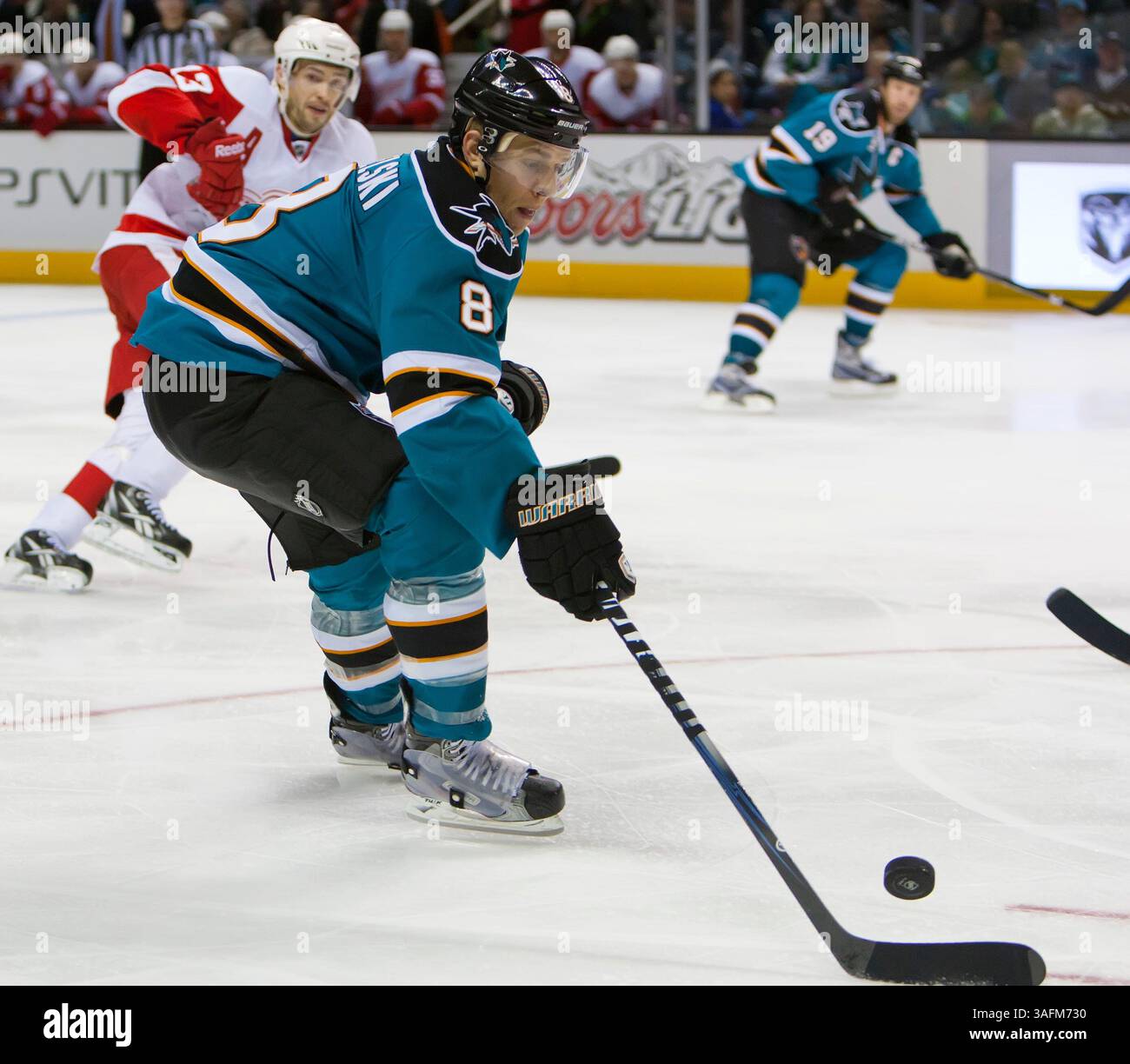 17 marzo 2012: L'attaccante degli squali Joe Pavelski lavora il puck durante la partita di hockey NHL tra i Detroit Red Wings e i San Jose Sharks all'HP Pavilion di San Jose, CA. I Sharks sconfissero i Redwings 3-2 ai tempi supplementari. Â© Damon Tarver/Cal Sport Media(immagine di credito: © Damon Tarver/Cal Sport Media/ZUMAPRESS.com) Foto Stock