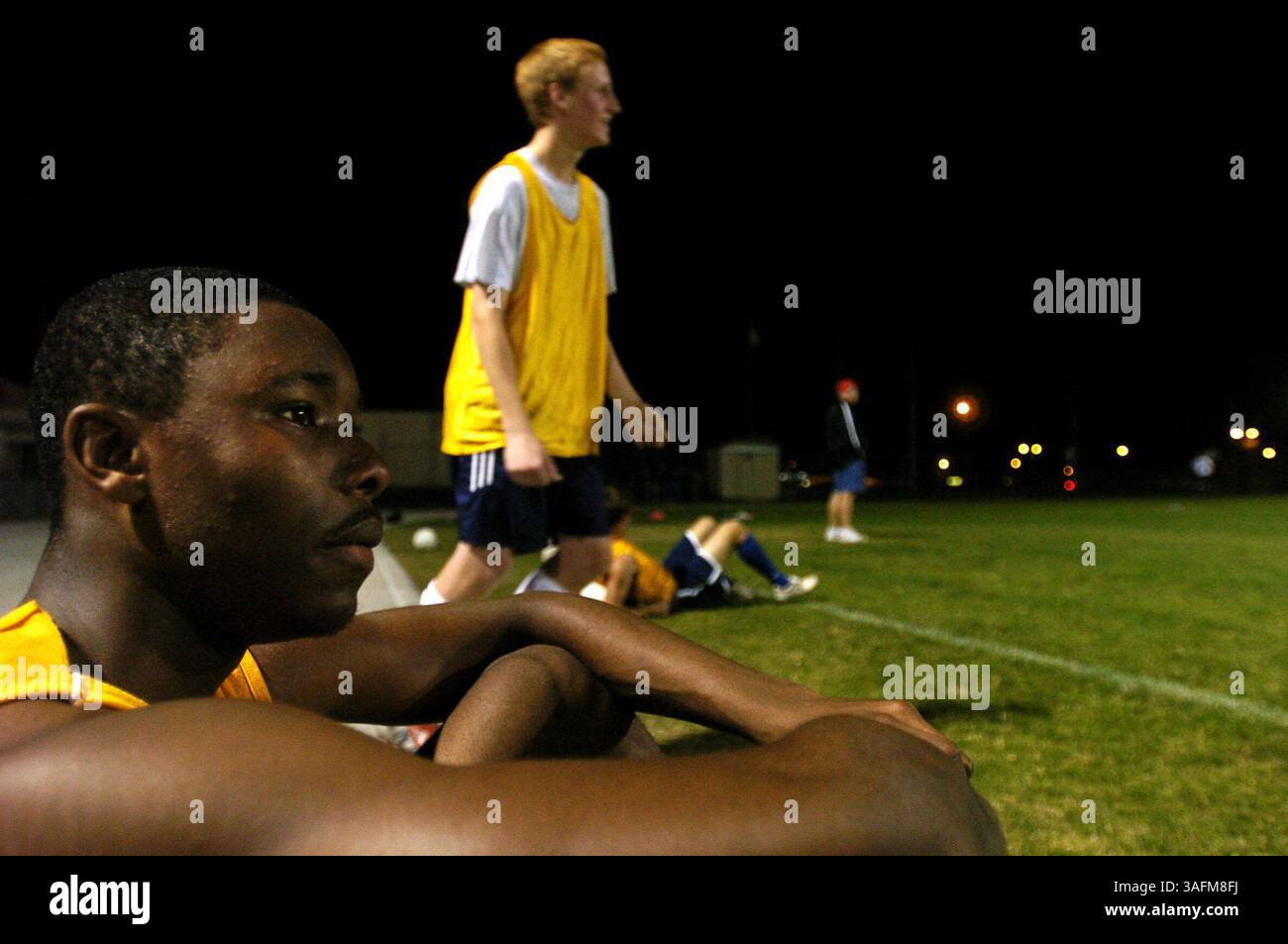 4- (da sinistra) Kallinka Pitt (cq), 17 anni, una giovane, guarda mentre aspetta di tornare all'azione durante la pratica di calcio della Seminole High School alla Seminole High School, 8401 131 St. N. a Seminole lunedì sera (23/2/04). In background c'è il manager Billy Siesel (immagine di credito: St Petersburg Times/ZUMAPRESS.com) Foto Stock