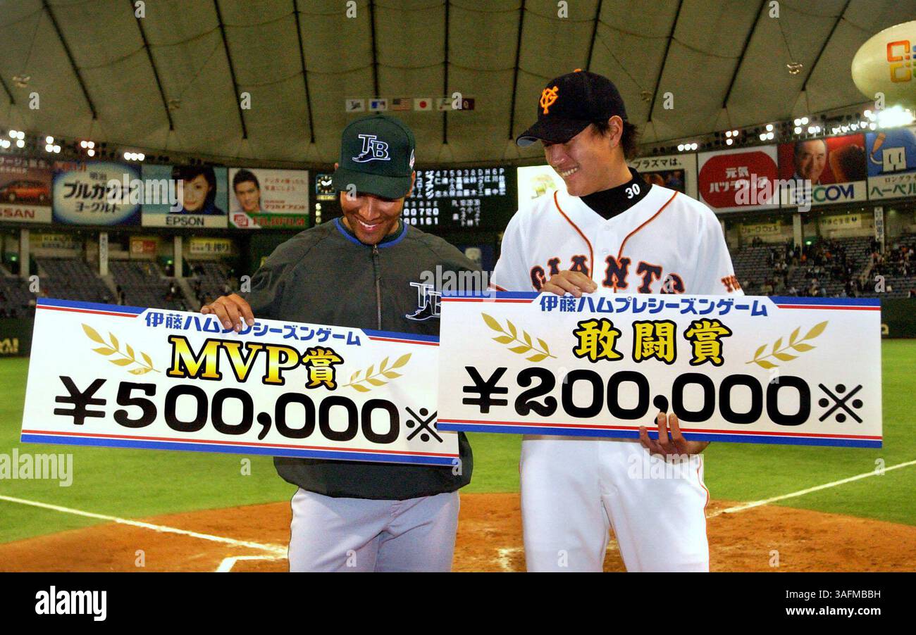 MVP Tampa Bay Devil Ray Jose Cruz Jr. Si unisce a Yomiuri Giant Masanori Hayashi, che ha ricevuto il Fighting Spirit Award dopo la partita a Tokyo, Giappone, lunedì 29 marzo 2004. (Immagine di credito: St Petersburg Times/ZUMAPRESS.com) Foto Stock