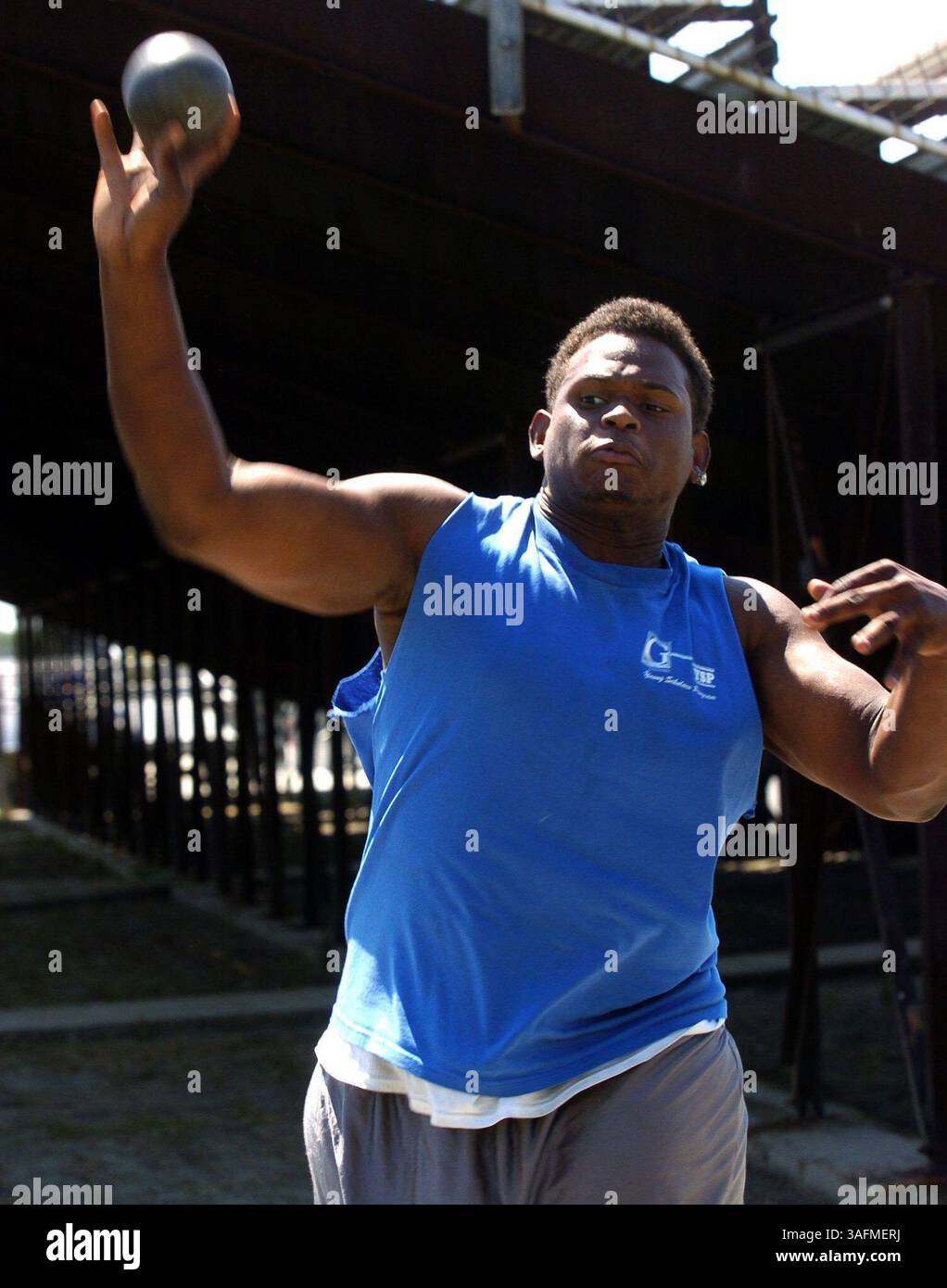 Il lanciatore del disco HS del Parco Pinellas è Munir Muwwakkil. Quest'anno è un anziano ed è sordo. Questa settimana gareggerà a Gainesville per una medaglia di stato nel tiro e nel disco. Foto di lui che pratica sono state fatte martedì (5/4/04).***foto 1. Munir Muwwakkil (immagine di credito: St Petersburg Times/ZUMAPRESS.com) Foto Stock