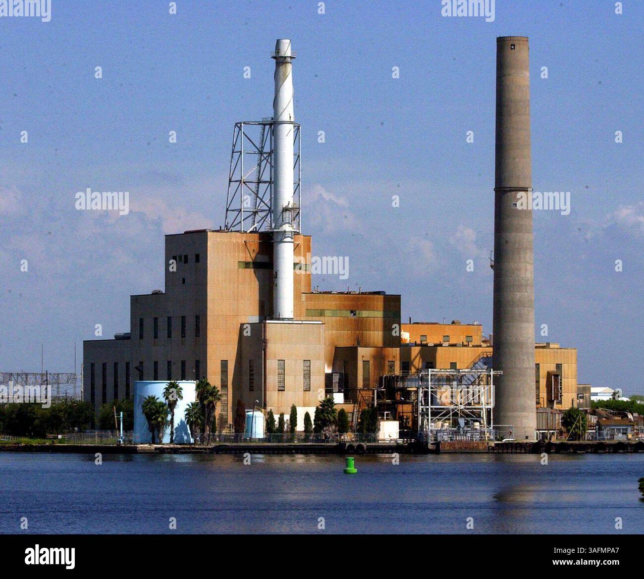 Questa foto è stata scattata martedì 8/10/2004. TECO sta vendendo la vecchia centrale elettrica Hooker's Point. La società di servizi pubblici ha chiesto offerte a un certo numero di potenziali acquirenti a maggio e l’alto offerente potrebbe essere Guf Marine Repair Co., che deve essere fuori dal suo sito attuale affittato dall’autorità portuale entro il 2006. Mi serve una foto dell'impianto. (Immagine di credito: St Petersburg Times/ZUMAPRESS.com) Foto Stock