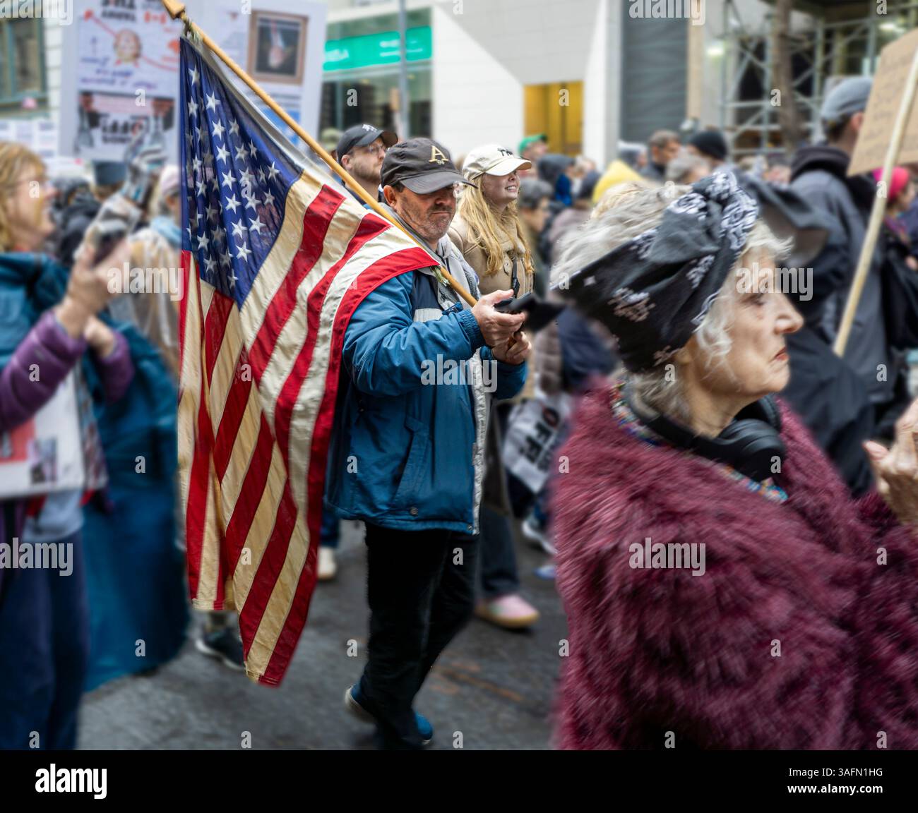 Dimostranti che partecipano alla giornata Nazionale d'azione di protesta "Hands Off", New York City, New York, Stati Uniti Foto Stock