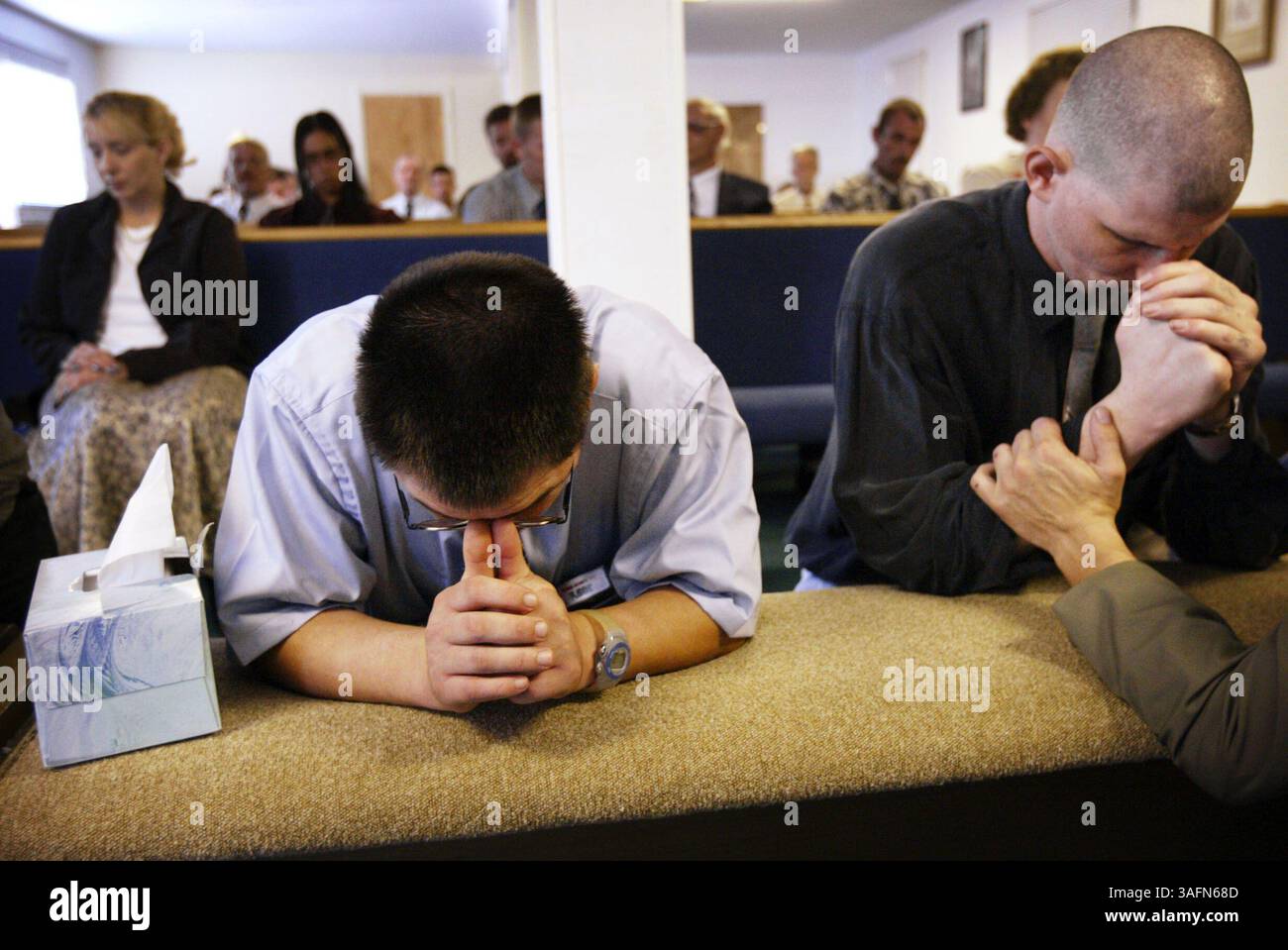 Da sinistra: Abitanti del rifugio per senzatetto di Holy Ground Christopher Brandalucci (cq dal soggetto), di Hudson e Thomas Ames (cq dal soggetto, a destra), di Hudson pregate mentre Nigel Winger (Credit Image: St Petersburg Times/ZUMAPRESS.com) Foto Stock