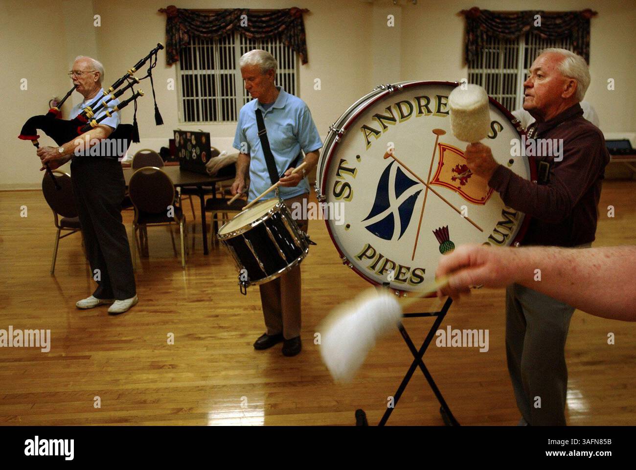 206584/andrews--1) i membri della St. Andrews Pipes and Drums of Tampa Bay suonano una canzone durante la loro pratica presso la Peace Memorial Presbyterian Church nel centro di Clearwater il martedì sera (2/8/05). Membri, tra cui Jim Hargan (cq), all'estrema sinistra, di Tampa, Sam Fullerton (cq), secondo da sinistra, di Tampa, Ian Cameron (cq), all'estrema destra, di Clearwater, e Tom McInnes (immagine di credito: St Petersburg Times/ZUMAPRESS.com) Foto Stock