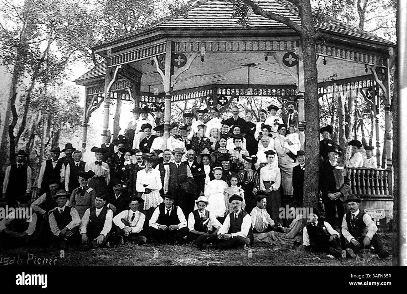 CONSEGNA ALLA SCRIVANIA NP---2/02/2005--RICOSTRUZIONE DEL SUPPORTO DI BANDA---2. Un gruppo posa di fronte al Williams Park Bandstand a San Pietroburgo in questa foto storica. La tribuna è stata costruita circa. 1894 a Williams Park dalla Park Improvement Association. Il palco è stato utilizzato per concerti di band, gelati sociali, conferenze pubbliche e attività della comunità. È stato spostato nel 1920 al Waterfront Park, San Pietroburgo, dove è stato distrutto nell'ottobre 1921 da un uragano. FOTO GENTILMENTE CONCESSA DALL'HERITAGE VILLAGE MUSEUM AND ARCHIVES. (Immagine di credito: St Petersburg Times/ZUMAPRESS.com) Foto Stock