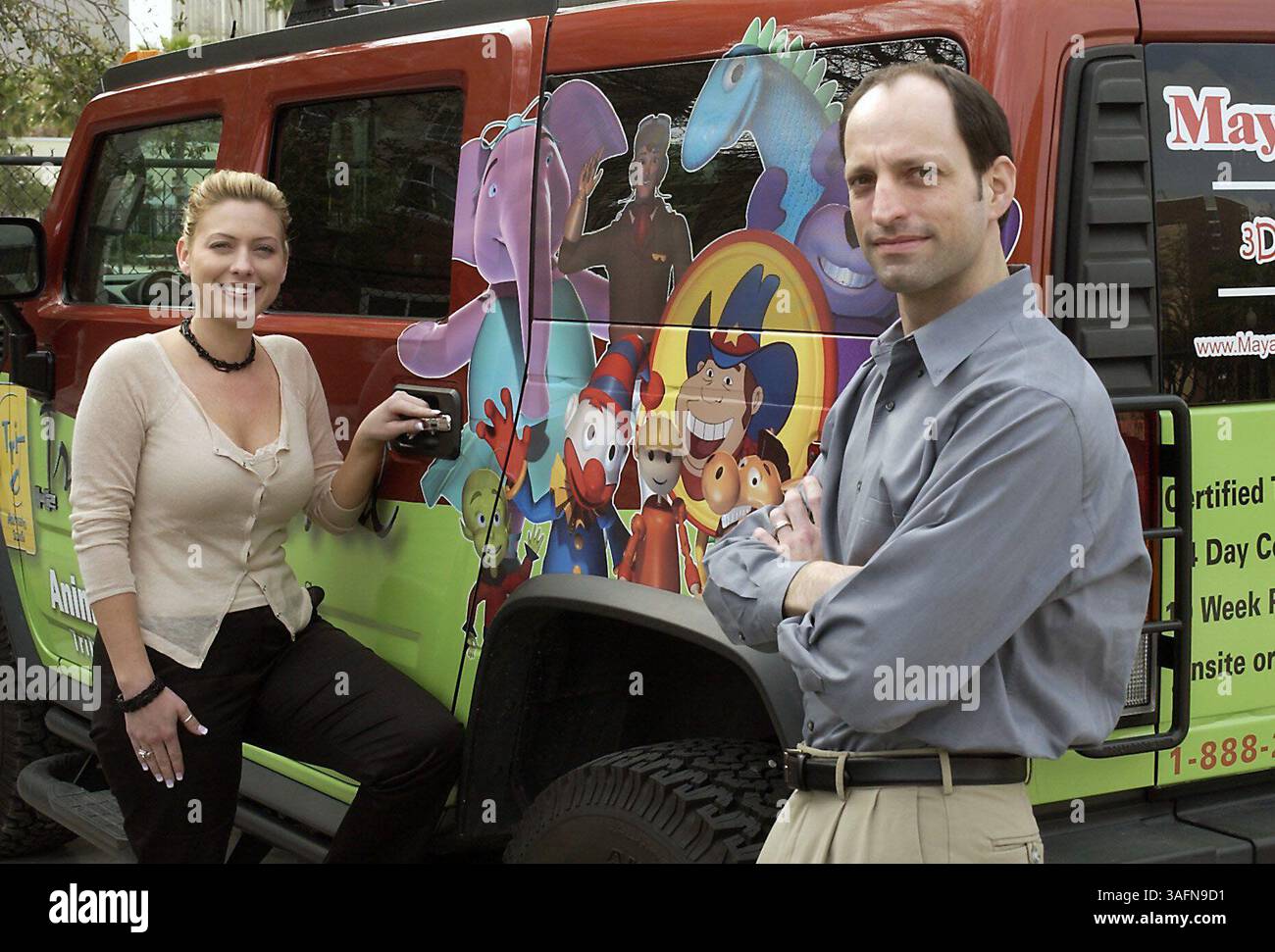 DIDASCALIA: (01/03/2005); Tampa - Wendy Scolaro (cq) e il marito Kevin Scolaro (cq) sono i proprietari di 3D Animation and Visual Effects Studio situato in Cass Street a Tampa. La coppia sta posando accanto a un Hummer, che recentemente hanno fatto visualizzare grafiche pubblicitarie per promuovere la loro azienda. ..TIMES FOTO DI Joseph Garnett, Jr...RIASSUNTO DELLA STORIA: (03/01/2005); Tampa - questa è una storia di uno studio di animazione nel centro di Tampa specializzato in animazione in 3D, il tipo che hanno usato in film come ''Toy Story''' e ''The Incredibles''. Questo studio sta lavorando a uno show di 12 episodi per una rete cristiana, Foto Stock