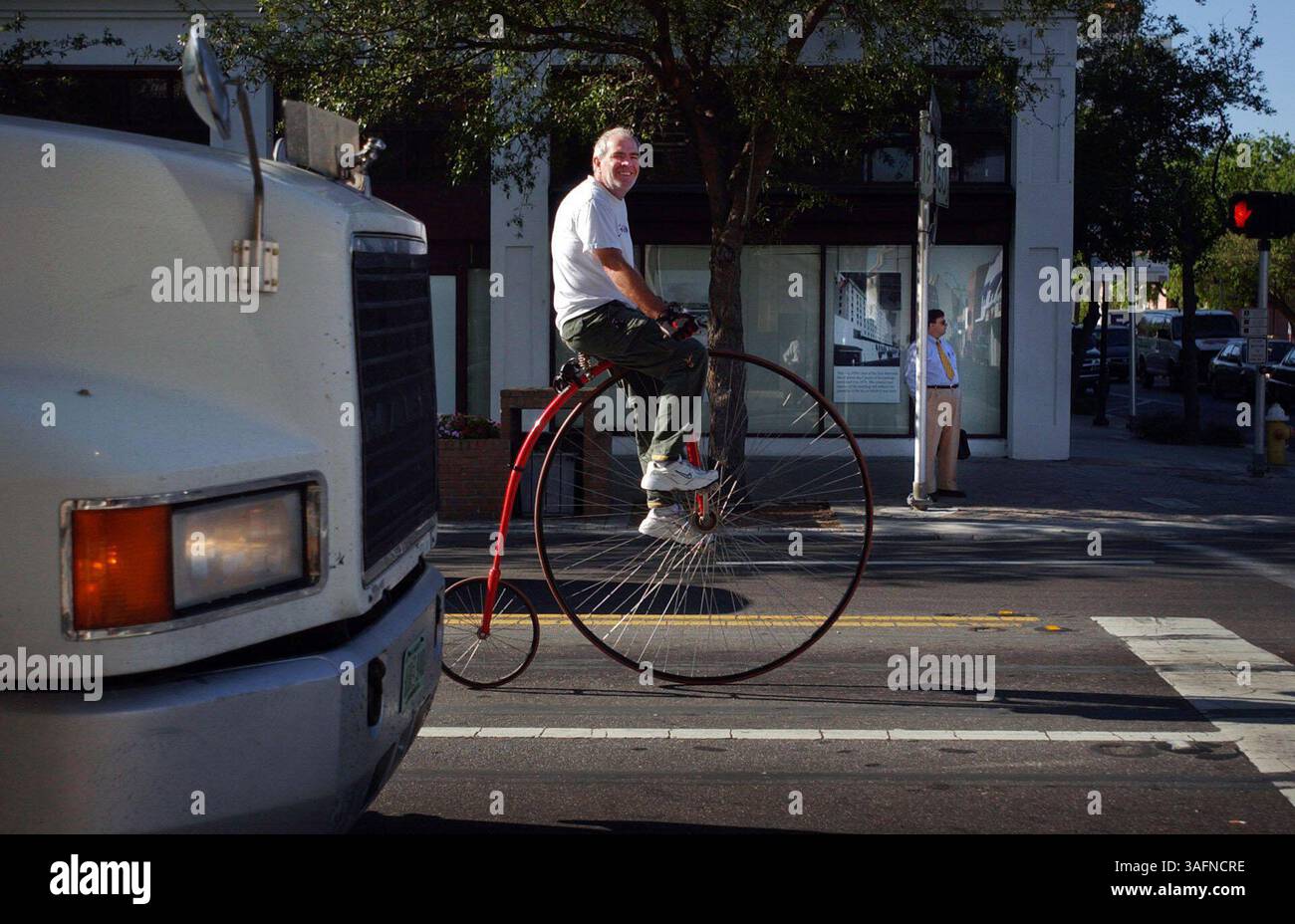 CLEARWATER - (MARTEDÌ 4/5/2005) - 1) Norman Maver (CQ), di Edimburgo, Scozia, cavalca la sua esatta riproduzione 1885 Victory in bicicletta attraverso il centro di Clearwater martedì (5/4/2005) mentre soggiornava con un amico a Clearwater. La bicicletta del ,000, modellata sulla bicicletta ad alte ruote originale Victor del 1885, è stata prodotta ad Orlando dalla Victory Bicycles che produce riproduzioni artigianali di ruote alte antiche che guidano e sembrano del Victor ordinario del 1885. ê'questa bicicletta ha regnato supremo per 20 anni.'' Maver ha detto. "Rappresentava mobilità e libertà, soprattutto per le donne, ha dato molto Foto Stock