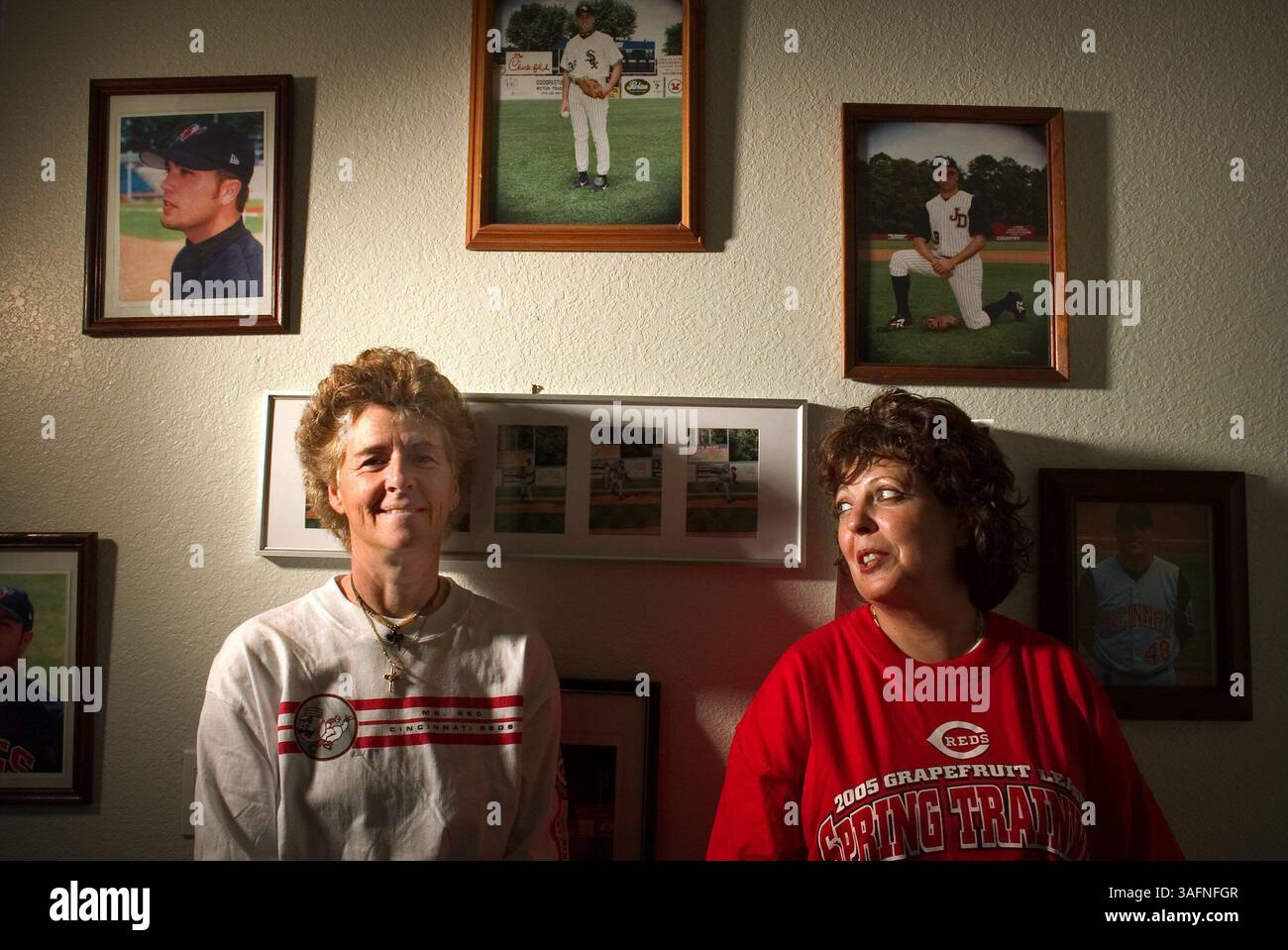 05/07/2005 PORTO NORD) NOTA AL LABORATORIO: MANTENERE UN TONO CALDO. GRAZIE!.il lanciatore dei Cincinnati Reds Joe Valentine è nato nel 1979 da Doreen Price (cq dal partner), 52 e Deborah Valentine, 47. La coppia è stata insieme per trent'anni e si è incontrata in una pista da bowling. "Conosco lo stigma che ne deriva", dice Valentine, "ma ehi questa è la nostra vita". I due sono ritratti in un ritratto circondato da foto del figlio Joe nella loro casa a North Port. (Immagine di credito: St Petersburg Times/ZUMAPRESS.com) Foto Stock