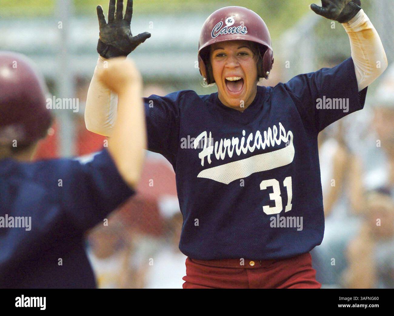 Didascalia: (Venerdì 05/20/2005 Tampa) Kristina Hilberth della Palm Harbor University, n. 31, festeggia con la compagna di squadra Amanda Roeding, n. 8, dopo che Hilberth ha segnato la corsa vincente nel decimo inning contro la Chamberlain High School. La Palm Harbor University ha vinto la partita 1-0. Riassunto: Copertura fotografica del torneo di softball statale di Classe 5A, tenutosi presso ed radice Sports Complex. Semifinale tra la Chamberlain High School (della contea di Hillsborough) e la Palm Harbor University (Credit Image: St Petersburg Times/ZUMAPRESS.com) Foto Stock