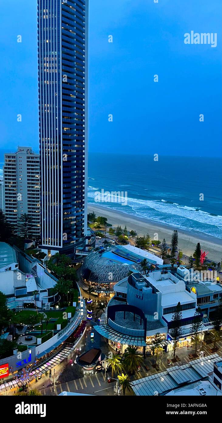 Una vista serale elevata di Surfers Paradise, Gold Coast, Queensland in Australia che mostra le luci dei molti alti appartamenti e bar - Immagine stock catturata con smartphone