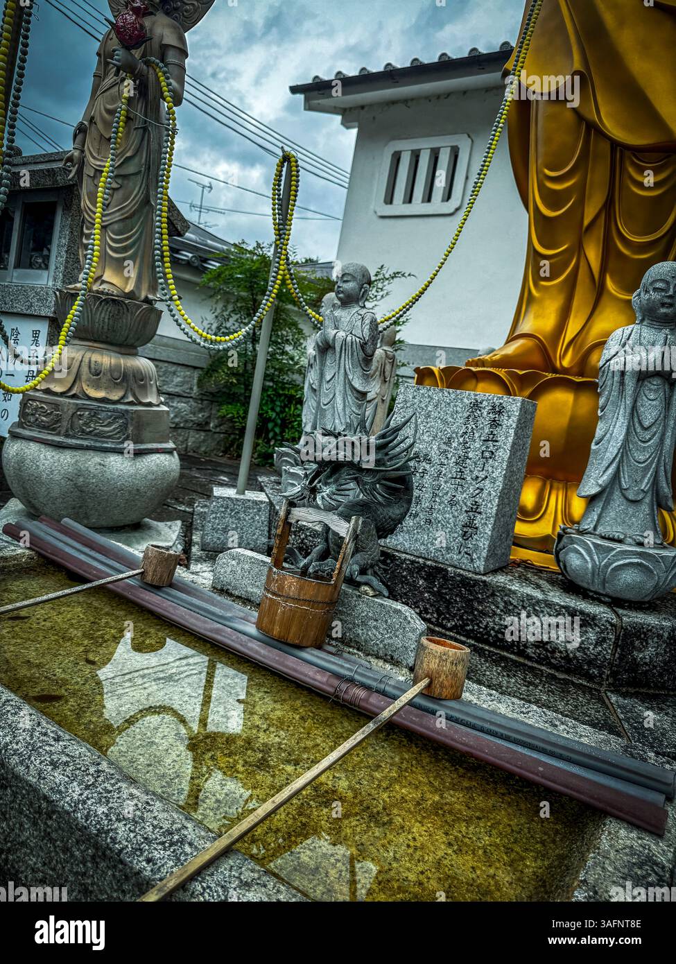 Piccola fontana del drago vicino al santuario di Fushimi Inari Taisha a Kyoto, in Giappone - Immagine stock catturata con smartphone