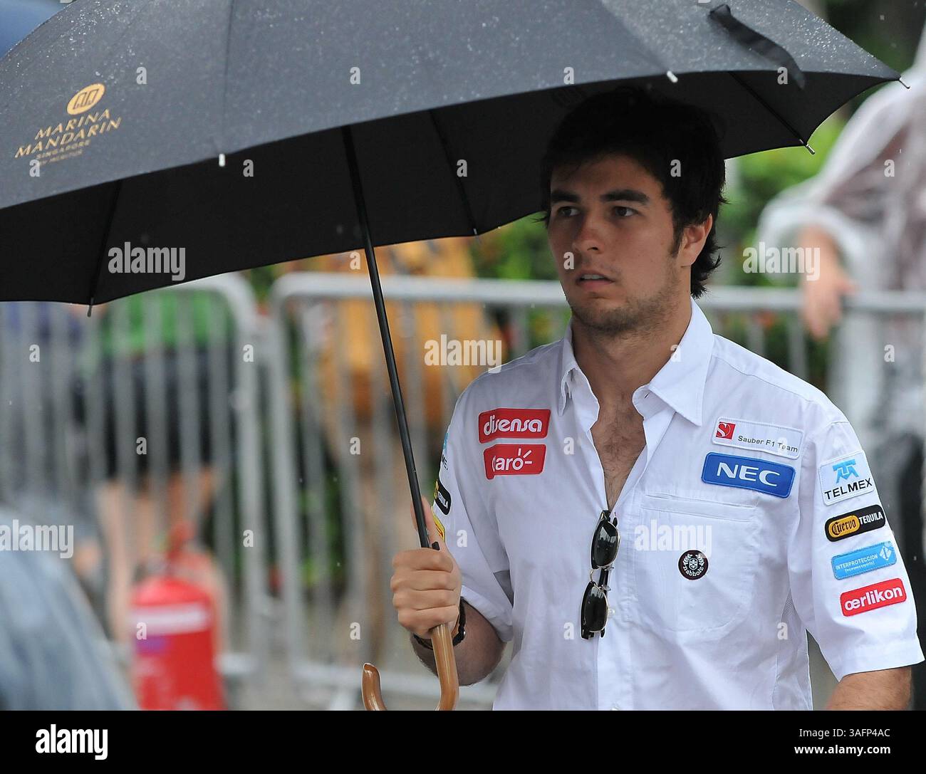 21 settembre 2012 - Singapore, Singapore, Singapore - Sergio Perez (Sauber F1 Team) a piedi sotto la pioggia battente nel Gran Premio di F1 2012 di Singapore. (Immagine di credito: © Robertus Pudyanto/ZUMAPRESS.com) Foto Stock