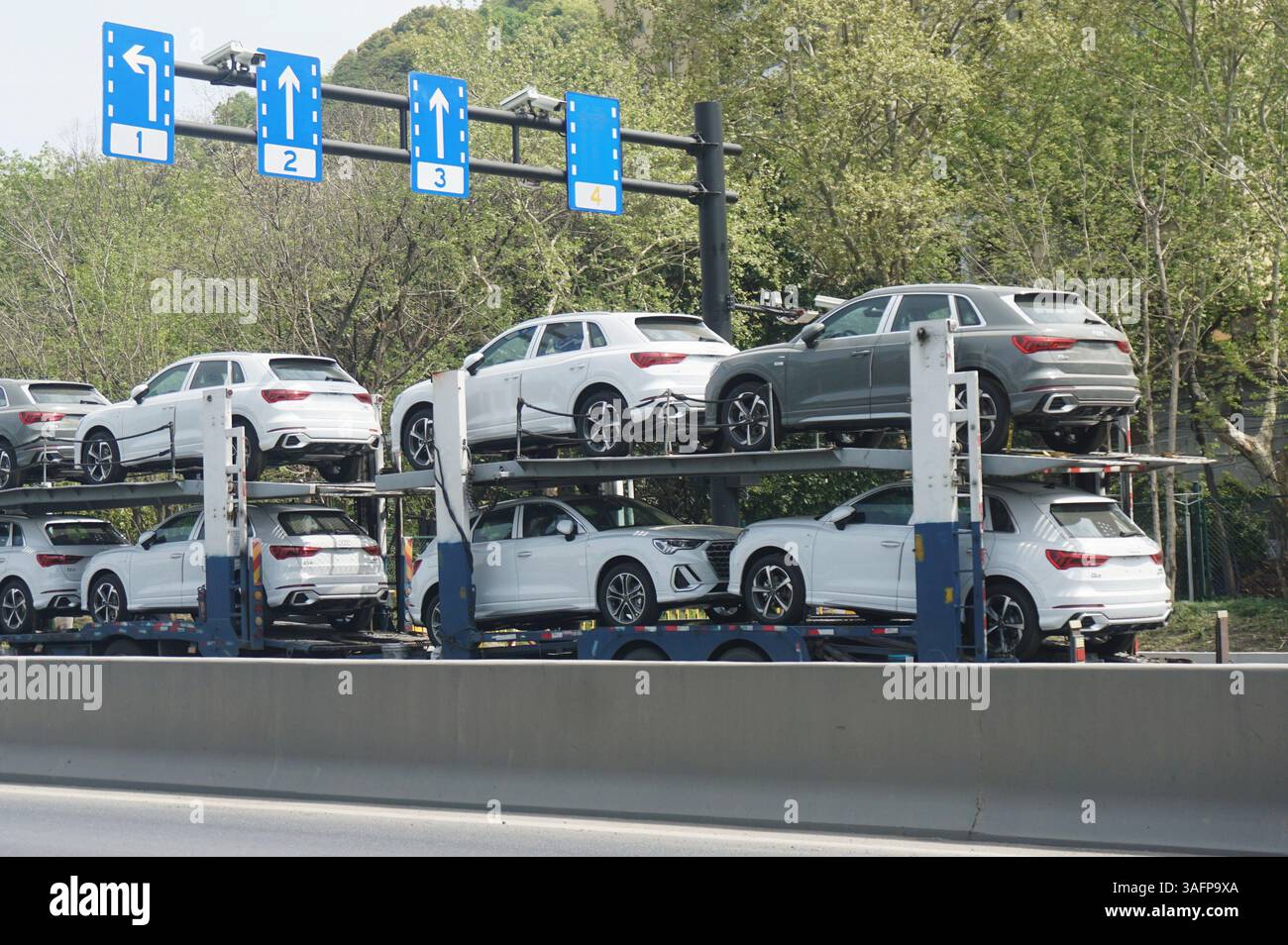 HANGZHOU, CINA - 7 APRILE 2025 - i camion che trasportano auto Audi guidano su una strada a Hangzhou, provincia di Zhejiang, Cina il 7 aprile 2025. Il 7 aprile, a causa dell'aumento delle tariffe sulle auto importate annunciato dal presidente degli Stati Uniti Trump, la società tedesca Audi Automobile ha deciso di sospendere la consegna di nuove auto ai concessionari statunitensi. Audi ha detto che tutti i veicoli che arrivano negli Stati Uniti dopo il 2 aprile saranno temporaneamente trattenuti e non saranno consegnati ai concessionari. Foto Stock