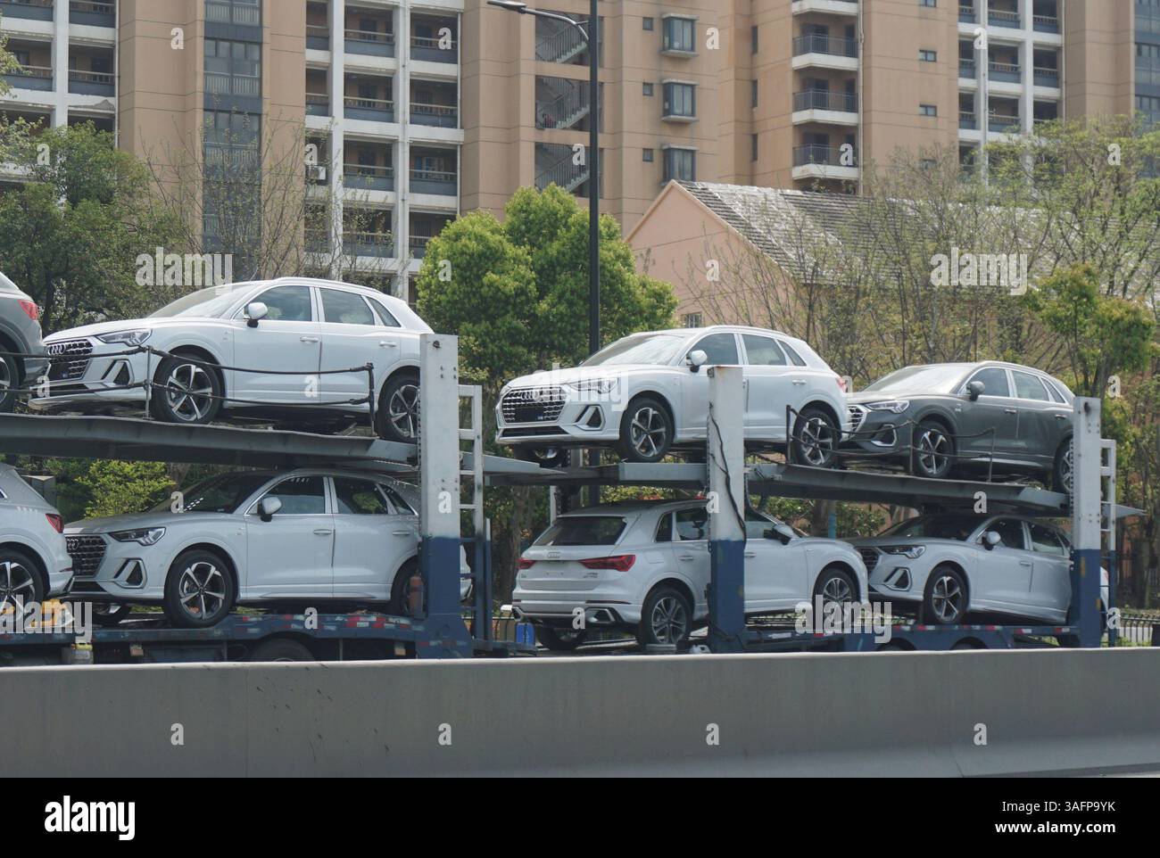 HANGZHOU, CINA - 7 APRILE 2025 - i camion che trasportano auto Audi guidano su una strada a Hangzhou, provincia di Zhejiang, Cina il 7 aprile 2025. Il 7 aprile, a causa dell'aumento delle tariffe sulle auto importate annunciato dal presidente degli Stati Uniti Trump, la società tedesca Audi Automobile ha deciso di sospendere la consegna di nuove auto ai concessionari statunitensi. Audi ha detto che tutti i veicoli che arrivano negli Stati Uniti dopo il 2 aprile saranno temporaneamente trattenuti e non saranno consegnati ai concessionari. Foto Stock