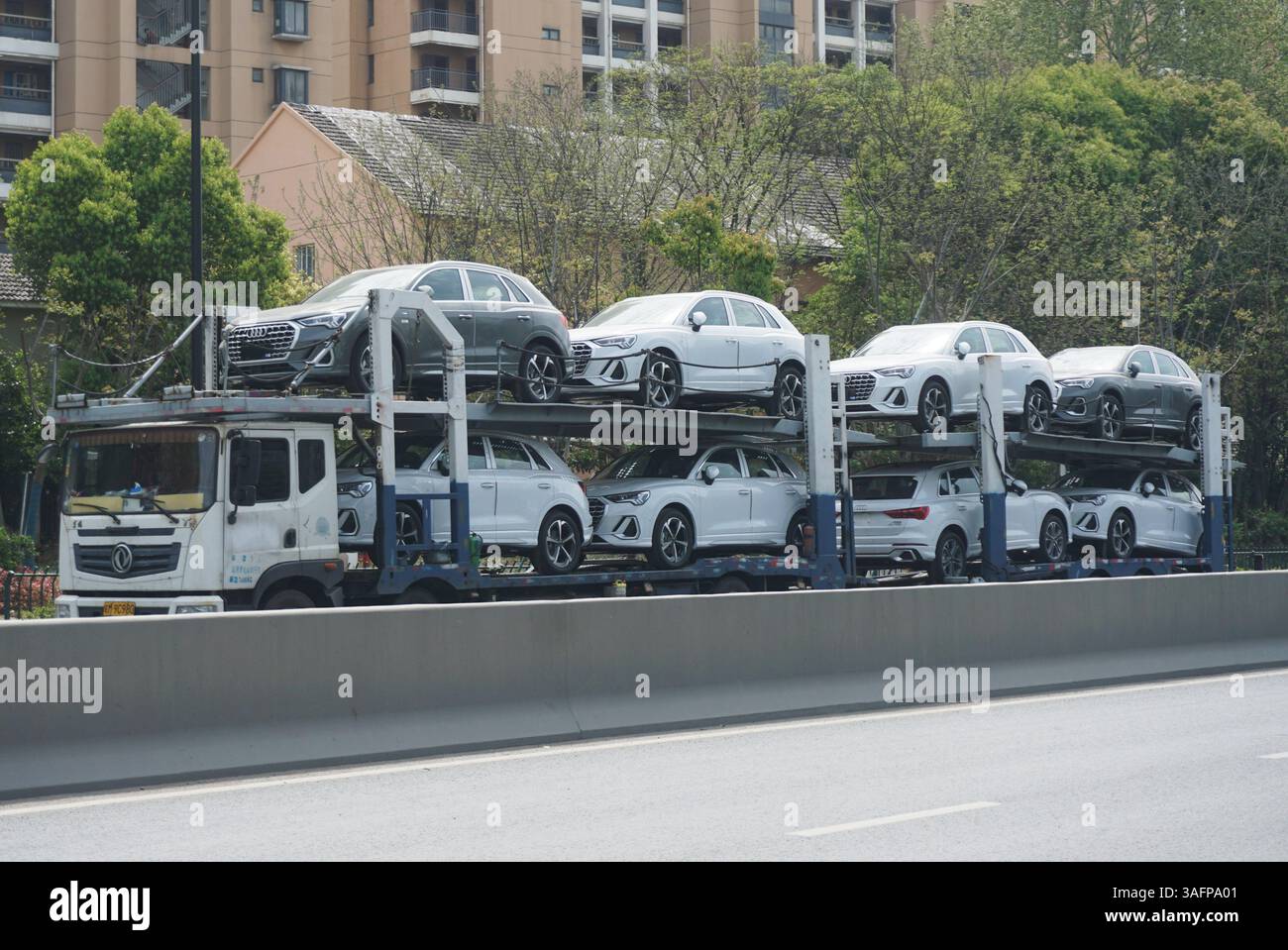 HANGZHOU, CINA - 7 APRILE 2025 - i camion che trasportano auto Audi guidano su una strada a Hangzhou, provincia di Zhejiang, Cina il 7 aprile 2025. Il 7 aprile, a causa dell'aumento delle tariffe sulle auto importate annunciato dal presidente degli Stati Uniti Trump, la società tedesca Audi Automobile ha deciso di sospendere la consegna di nuove auto ai concessionari statunitensi. Audi ha detto che tutti i veicoli che arrivano negli Stati Uniti dopo il 2 aprile saranno temporaneamente trattenuti e non saranno consegnati ai concessionari. Foto Stock