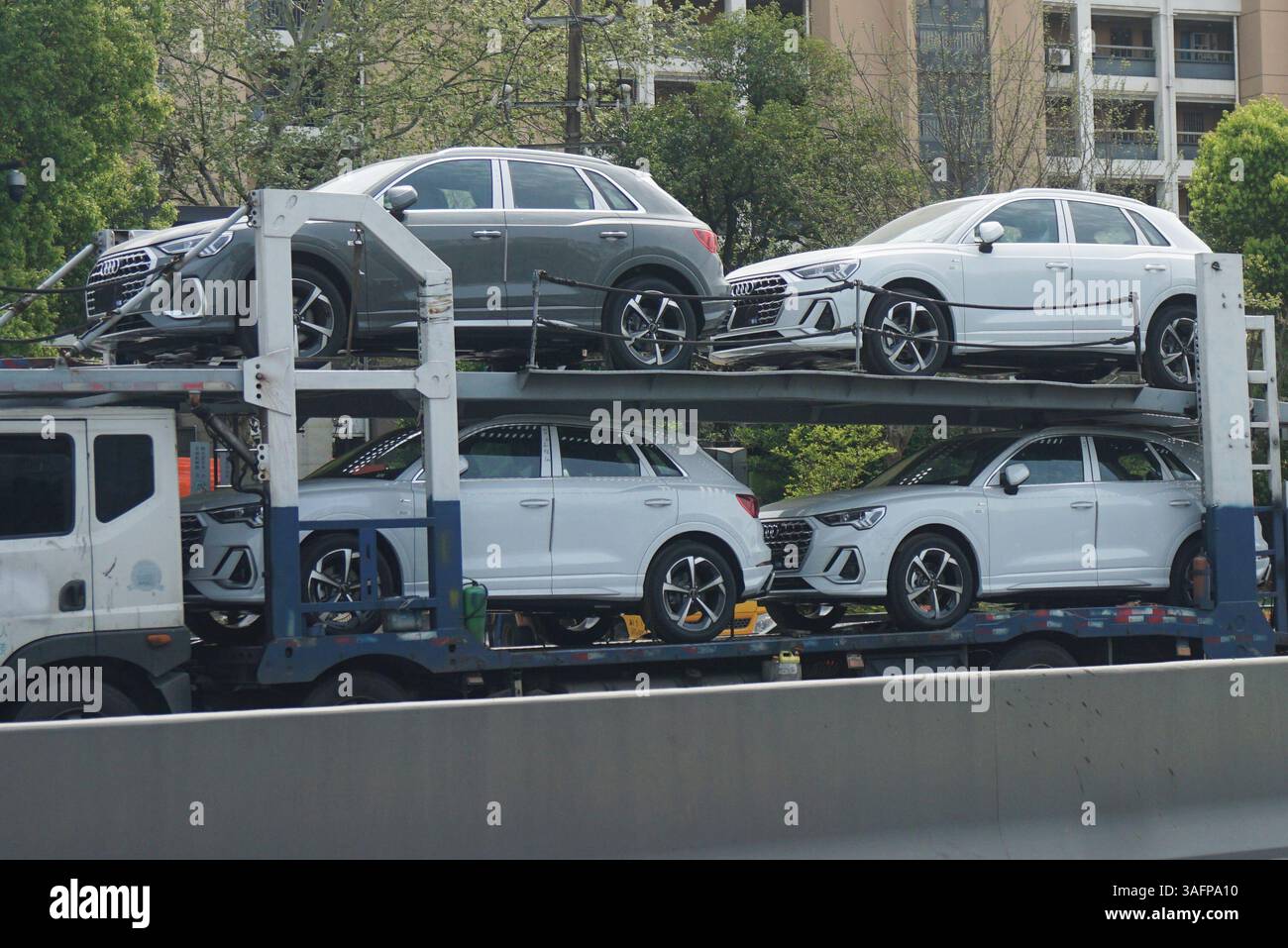 HANGZHOU, CINA - 7 APRILE 2025 - i camion che trasportano auto Audi guidano su una strada a Hangzhou, provincia di Zhejiang, Cina il 7 aprile 2025. Il 7 aprile, a causa dell'aumento delle tariffe sulle auto importate annunciato dal presidente degli Stati Uniti Trump, la società tedesca Audi Automobile ha deciso di sospendere la consegna di nuove auto ai concessionari statunitensi. Audi ha detto che tutti i veicoli che arrivano negli Stati Uniti dopo il 2 aprile saranno temporaneamente trattenuti e non saranno consegnati ai concessionari. Foto Stock