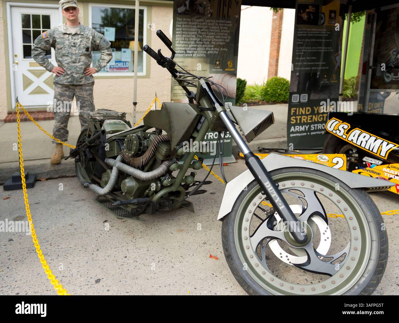 22 settembre 2012 - Bellmore, New York, Stati Uniti - gli elicotteri (motocicli) e i reclutatori dell'esercito sono alla sezione Military Expo del 26° Festival annuale Bellmore Family Street. Secondo il coordinatore del Festival, erano attese più persone di oltre 120.000 che hanno partecipato lo scorso anno. (Immagine di credito: © Ann Parry/ZUMAPRESS.com) Foto Stock
